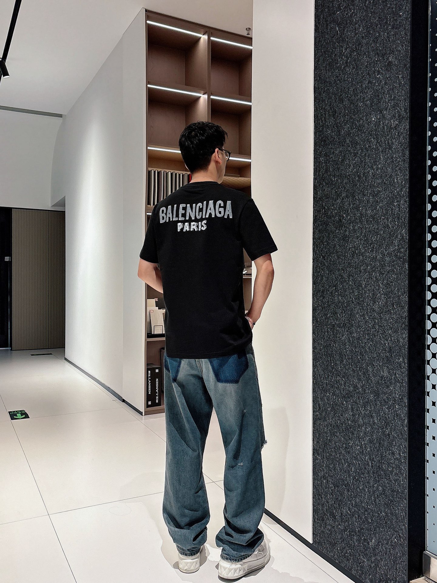 Balenciaga Men's Black Cotton T-Shirt with Graphic Logo Print 11 i1740736436156 7690 0 10