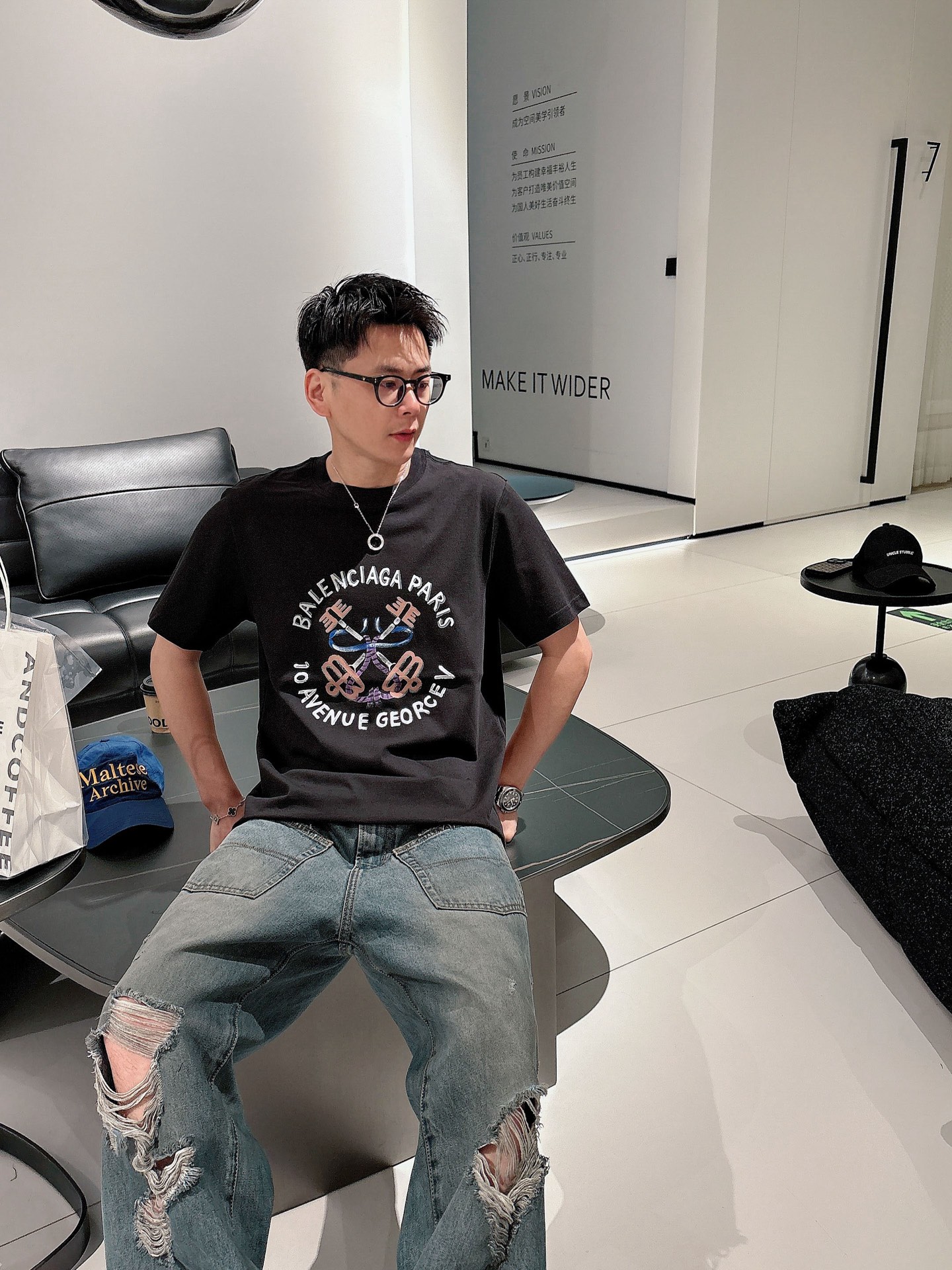 Balenciaga Men's Black Cotton T-Shirt with Graphic Logo Print 5 i1740736436919 5824 0 5
