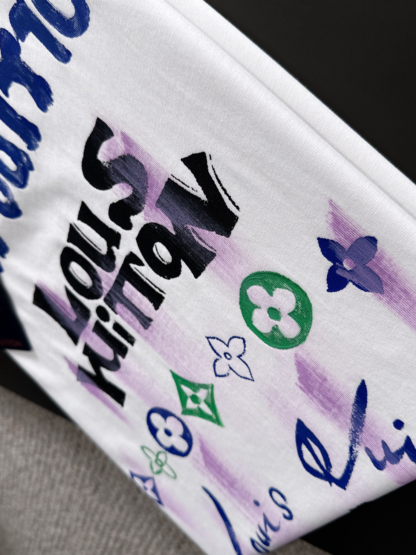  新款    lv 🔥🔥高端定制 2025春夏新款首发专柜最新款短袖圆领T恤 高端订制 设计前卫时尚！品