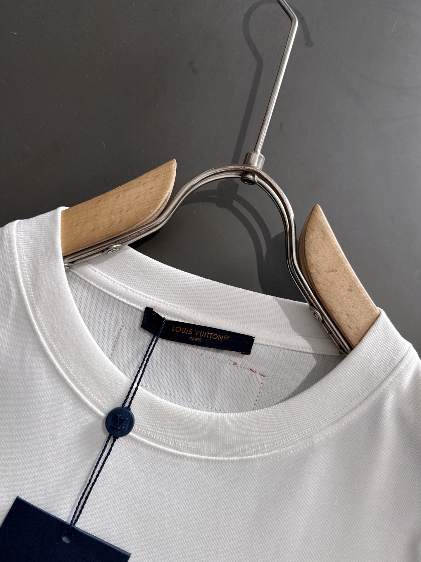  新款    lv 🔥🔥高端定制 2025春夏新款首发专柜最新款短袖圆领T恤 高端订制 设计前卫时尚！品