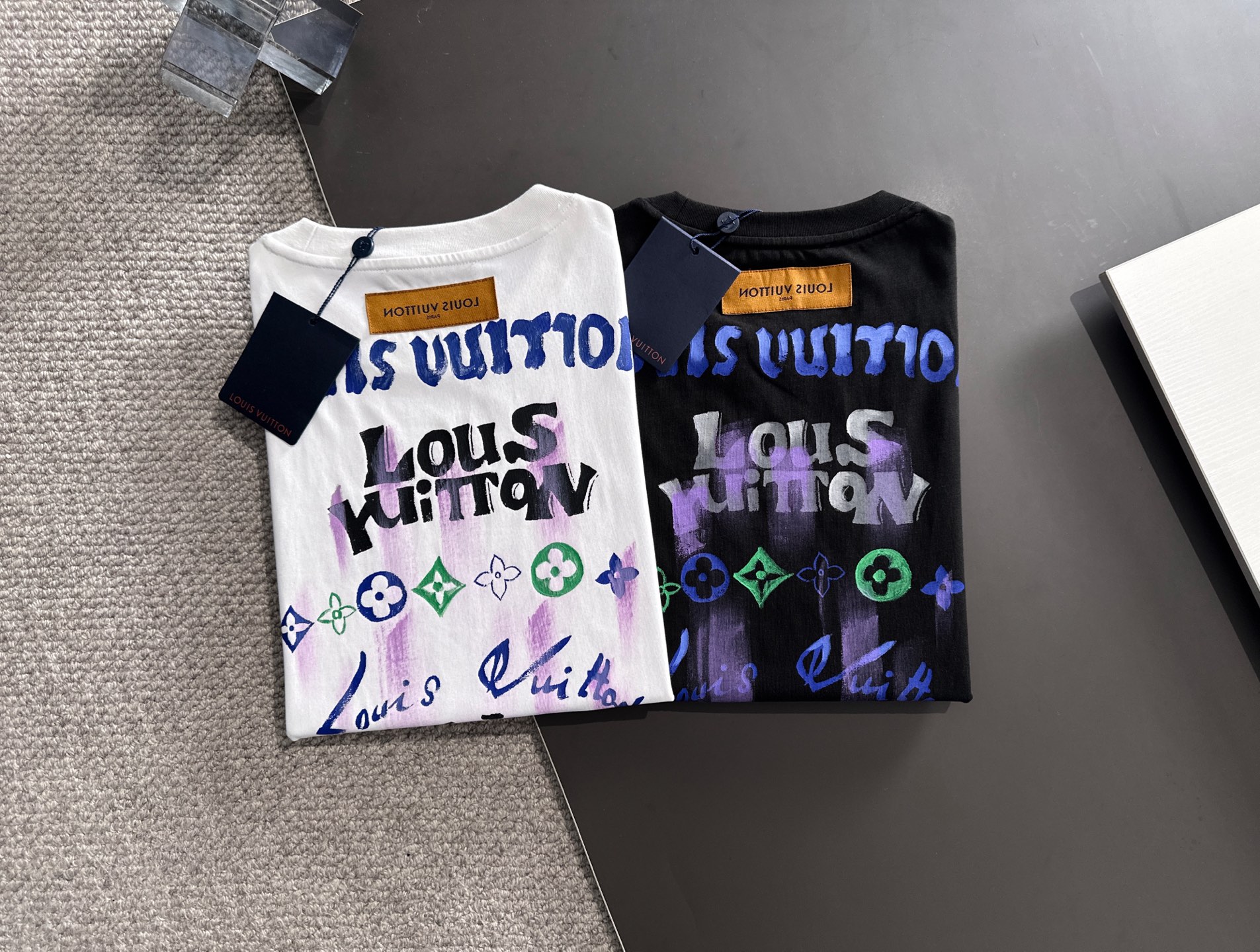  新款    lv 🔥🔥高端定制 2025春夏新款首发专柜最新款短袖圆领T恤 高端订制 设计前卫时尚！品