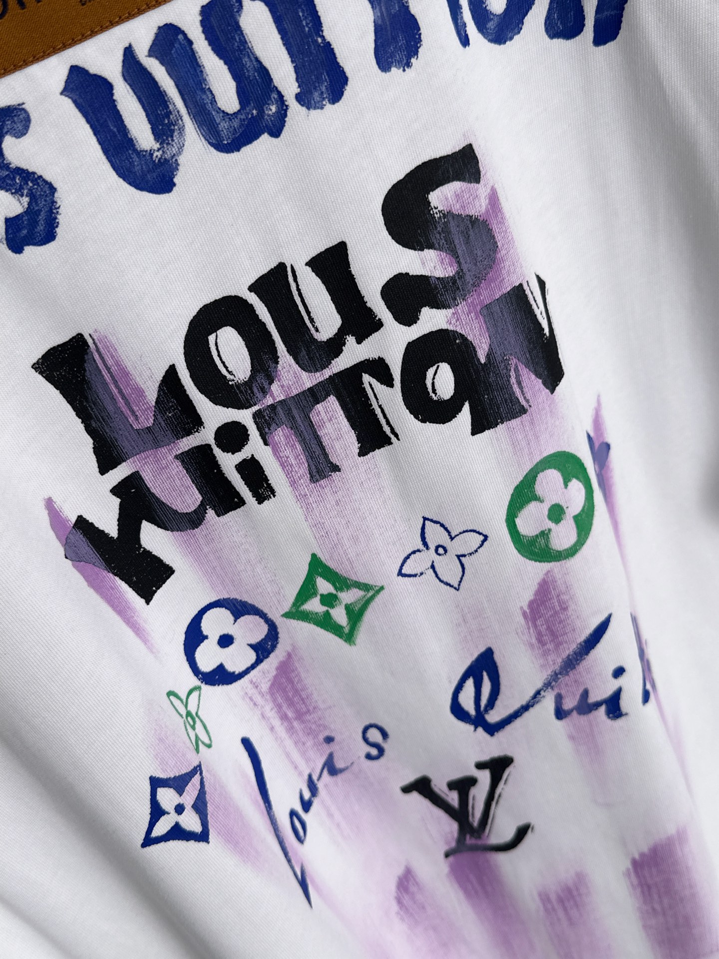  新款    lv 🔥🔥高端定制 2025春夏新款首发专柜最新款短袖圆领T恤 高端订制 设计前卫时尚！品