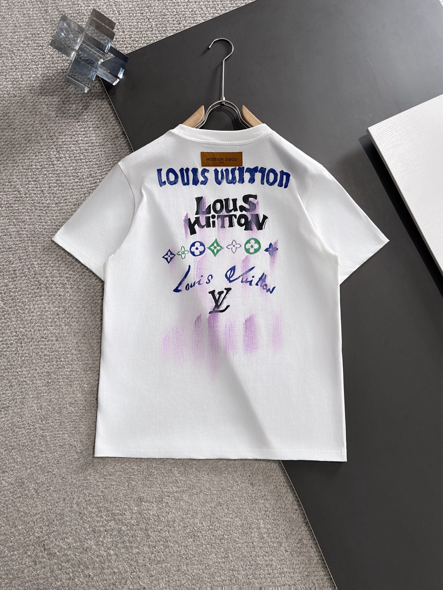  新款    lv 🔥🔥高端定制 2025春夏新款首发专柜最新款短袖圆领T恤 高端订制 设计前卫时尚！品