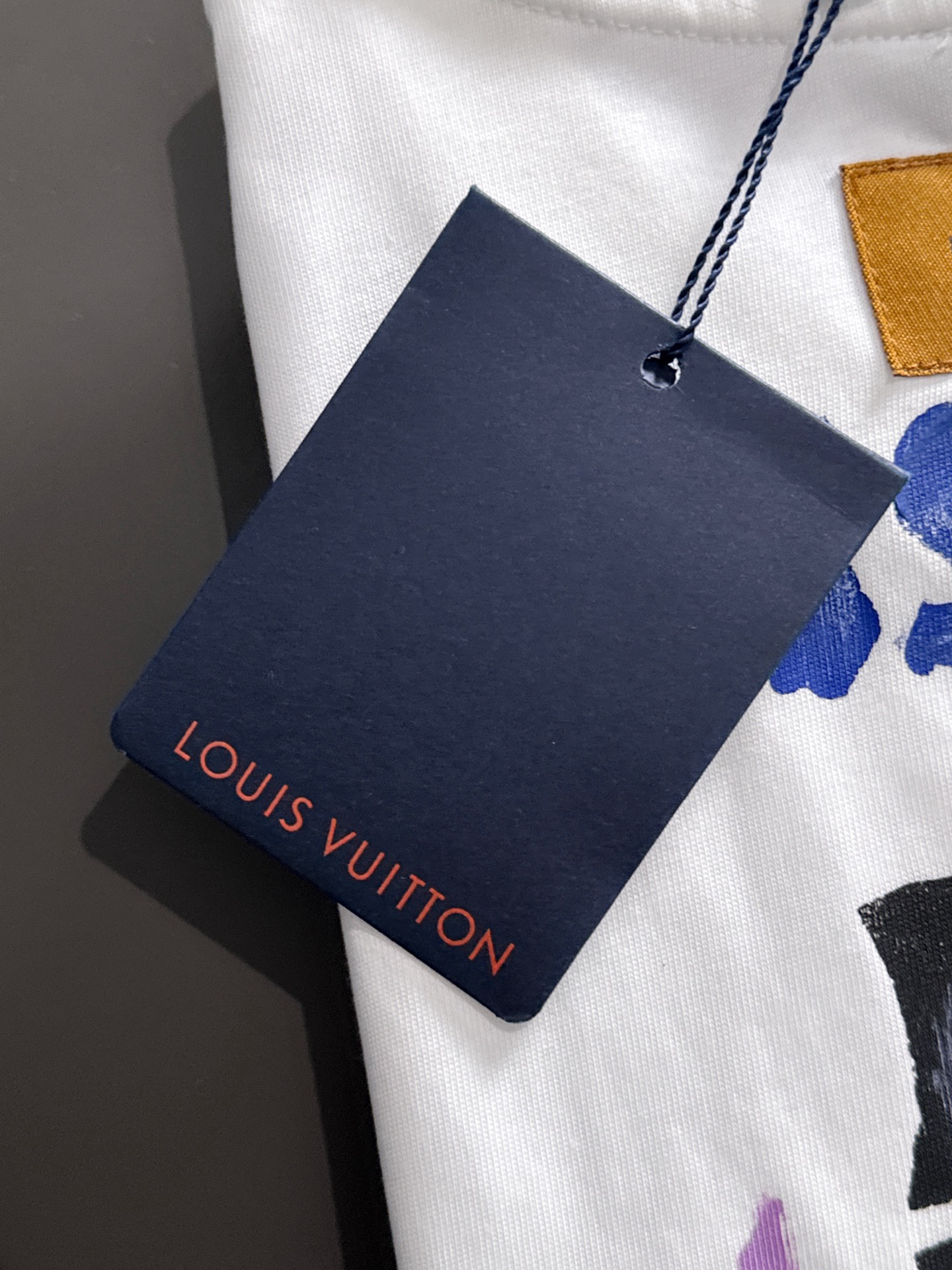  新款    lv 🔥🔥高端定制 2025春夏新款首发专柜最新款短袖圆领T恤 高端订制 设计前卫时尚！品