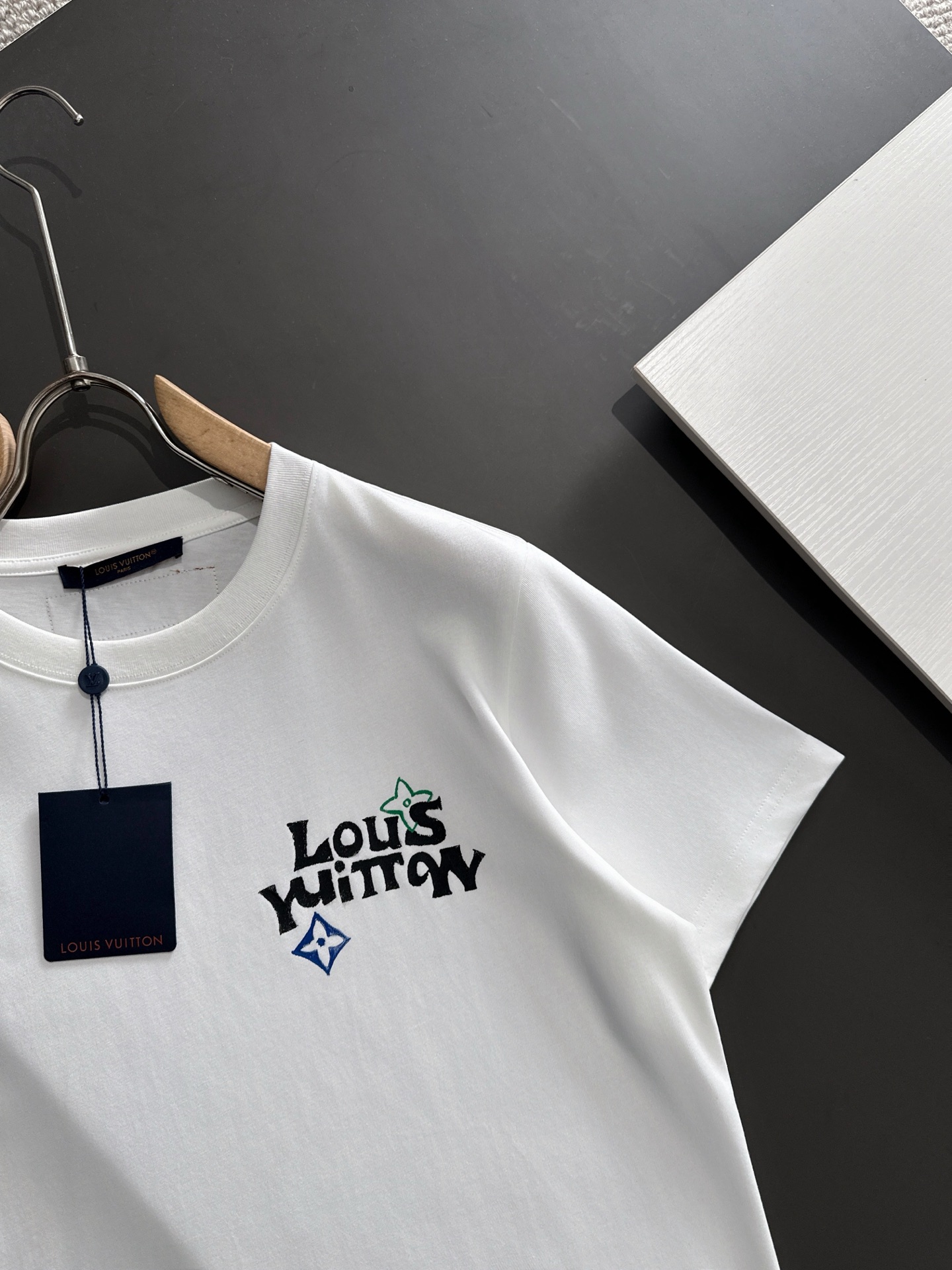  新款    lv 🔥🔥高端定制 2025春夏新款首发专柜最新款短袖圆领T恤 高端订制 设计前卫时尚！品