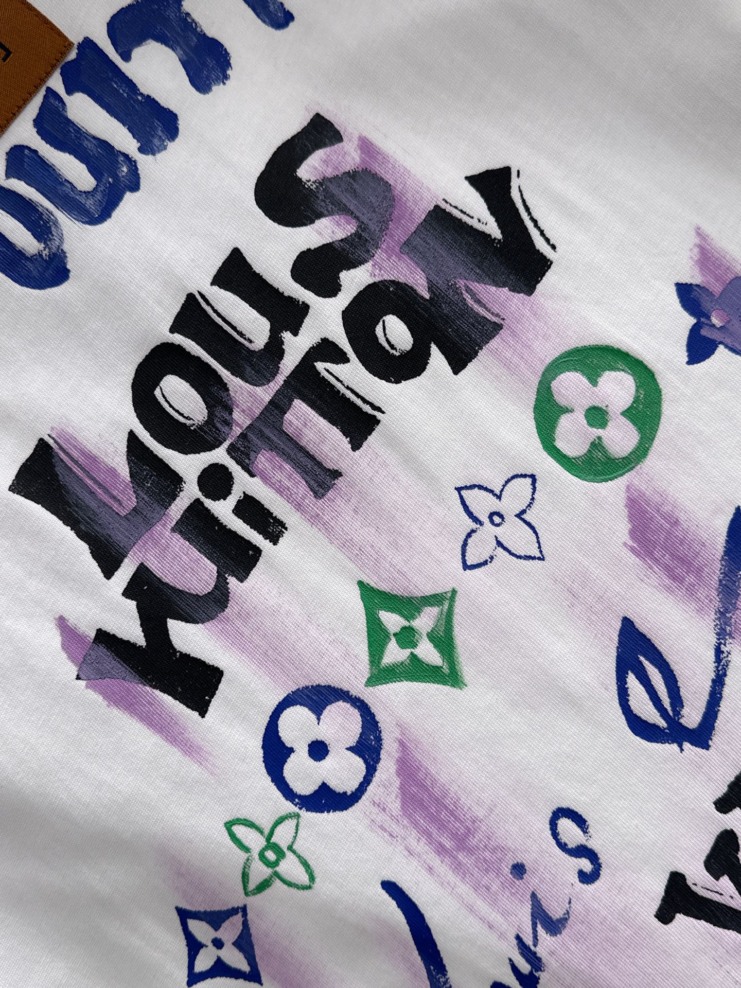  新款    lv 🔥🔥高端定制 2025春夏新款首发专柜最新款短袖圆领T恤 高端订制 设计前卫时尚！品