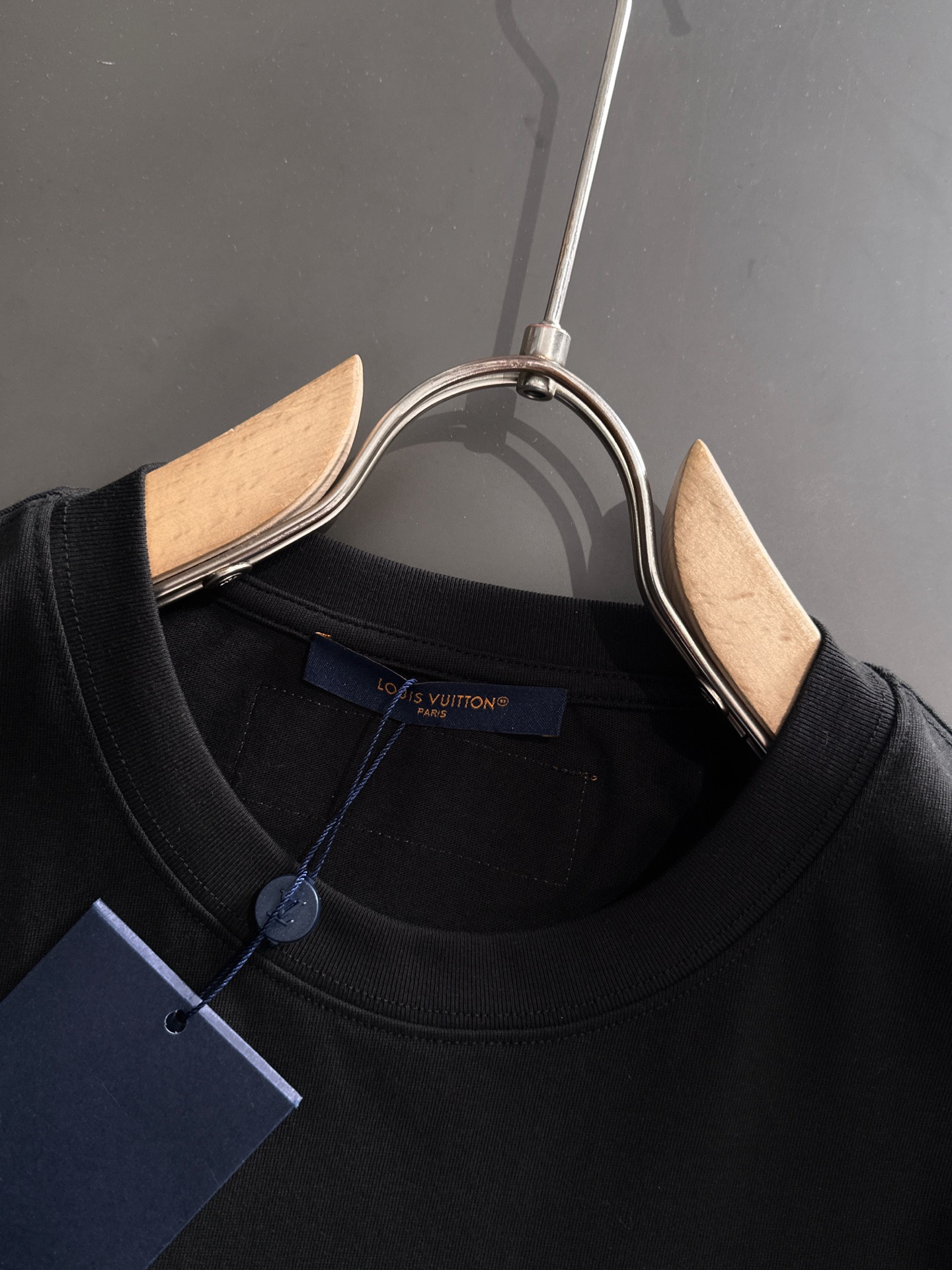  新款    lv  🔥🔥高端定制 2025春夏新款首发专柜最新款短袖圆领T恤 高端订制 设计前卫时尚！