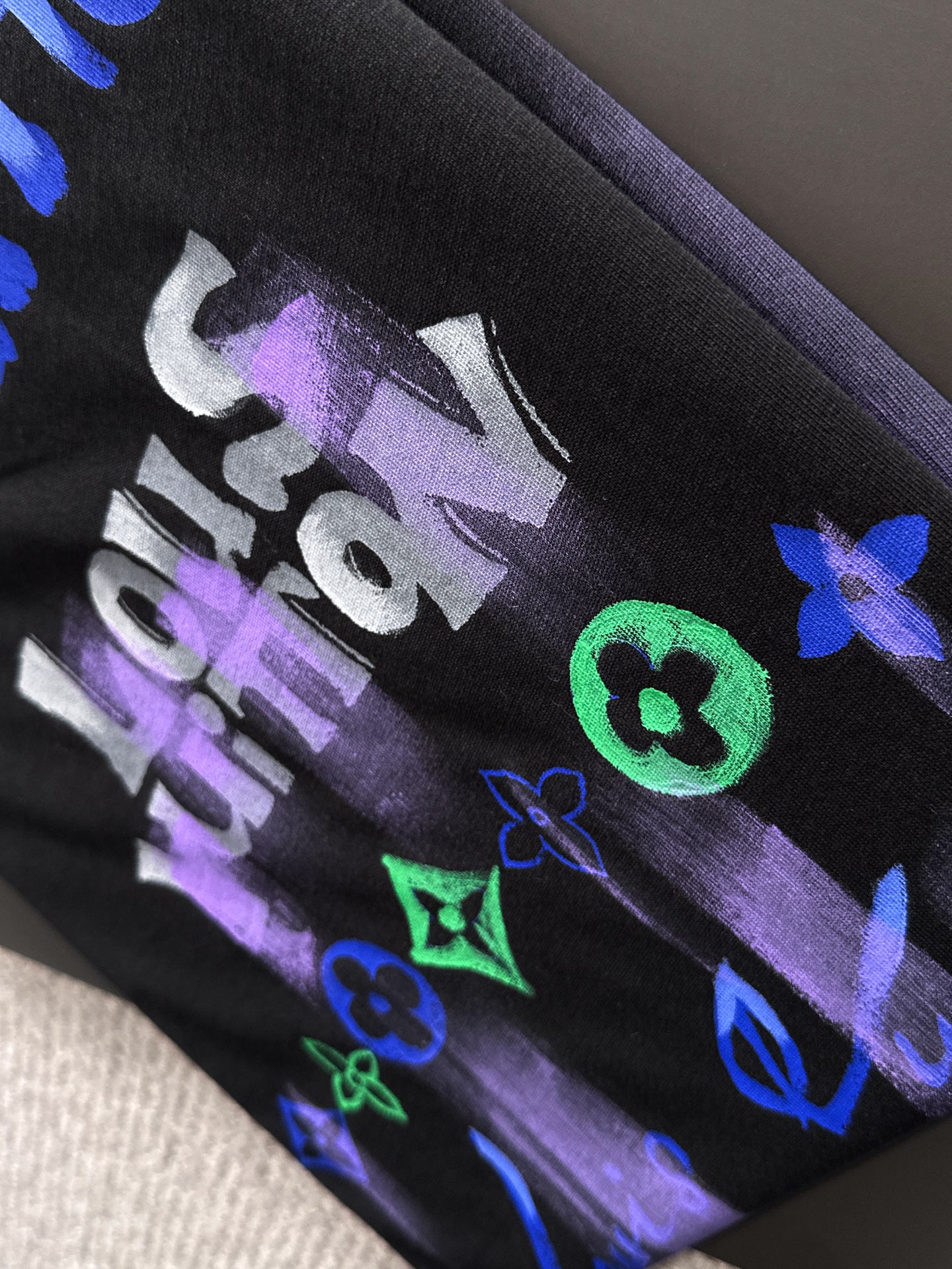  新款    lv  🔥🔥高端定制 2025春夏新款首发专柜最新款短袖圆领T恤 高端订制 设计前卫时尚！