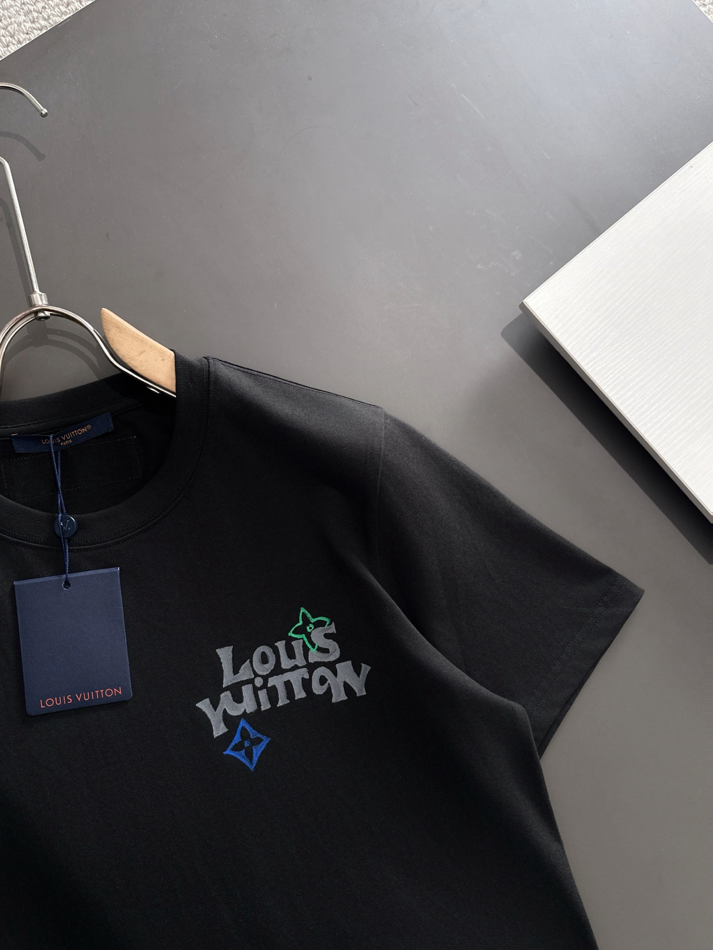  新款    lv  🔥🔥高端定制 2025春夏新款首发专柜最新款短袖圆领T恤 高端订制 设计前卫时尚！