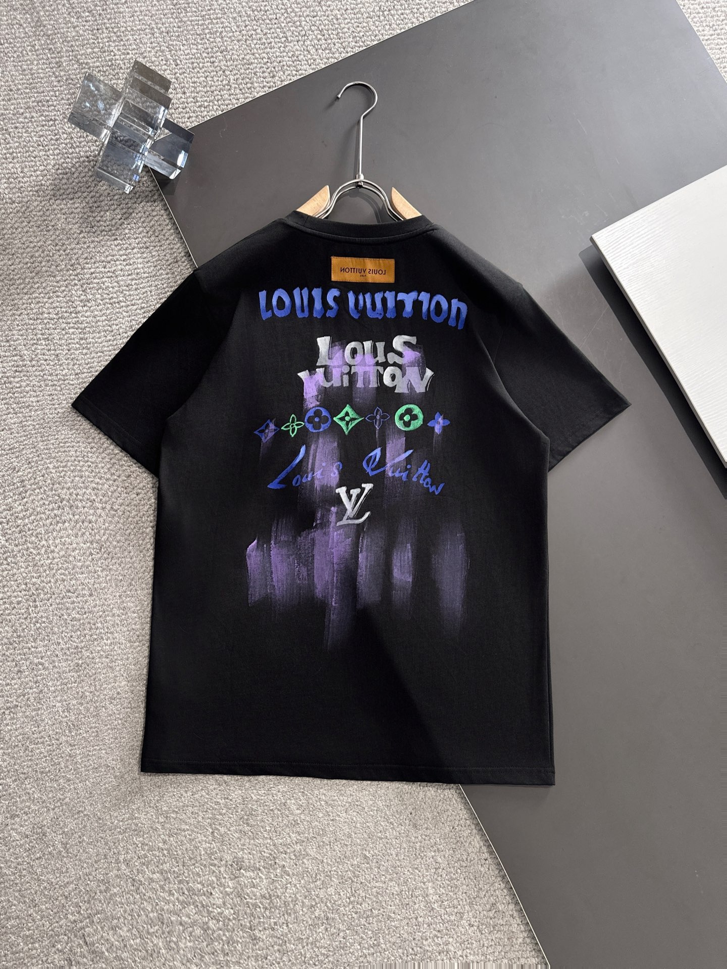  新款    lv  🔥🔥高端定制 2025春夏新款首发专柜最新款短袖圆领T恤 高端订制 设计前卫时尚！