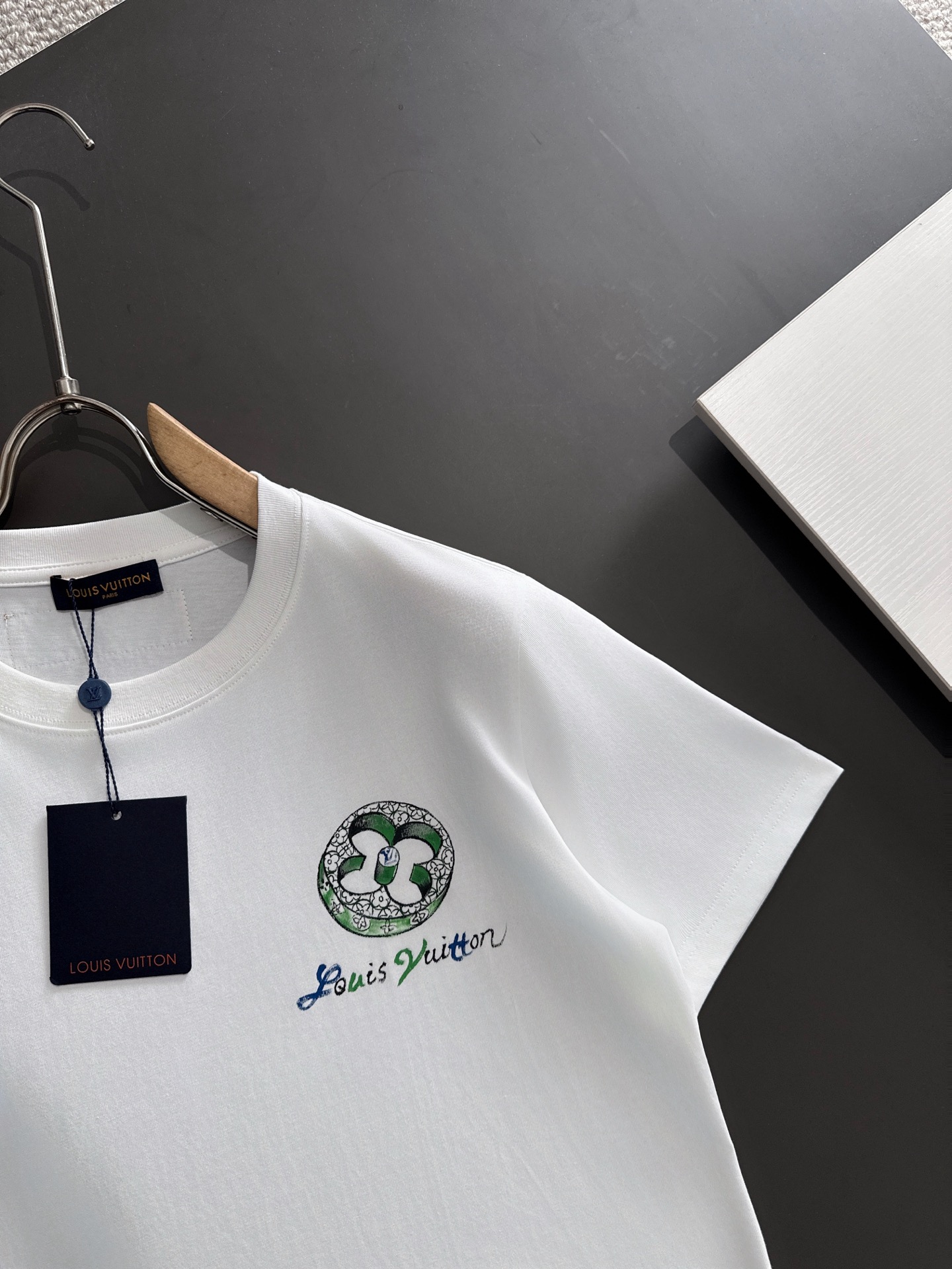  新款    lv  🔥🔥高端定制 2025春夏新款首发专柜最新款短袖圆领T恤 高端订制 设计前卫时尚！