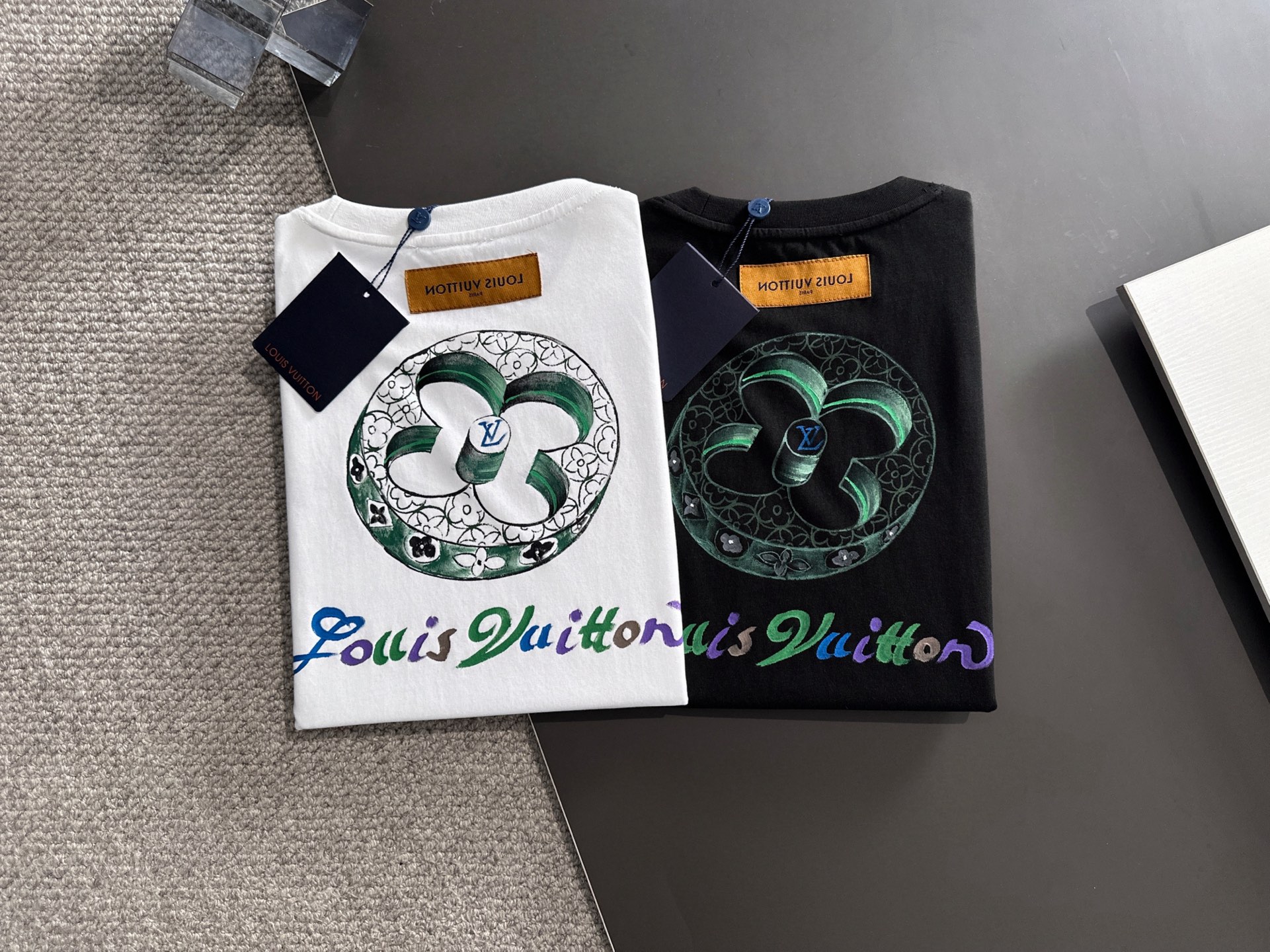  新款    lv  🔥🔥高端定制 2025春夏新款首发专柜最新款短袖圆领T恤 高端订制 设计前卫时尚！