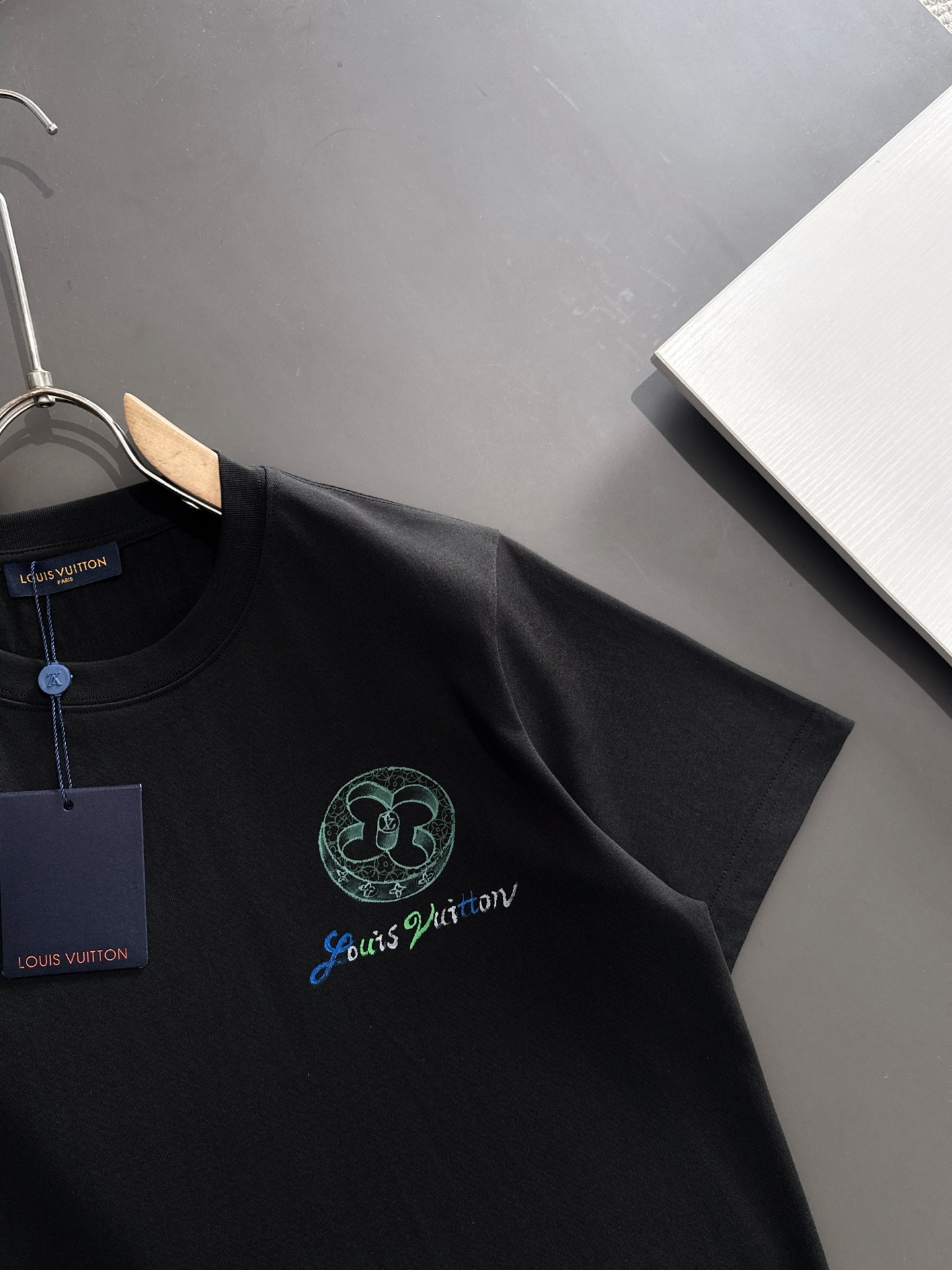  新款    lv  🔥🔥高端定制 2025春夏新款首发专柜最新款短袖圆领T恤 高端订制 设计前卫时尚！