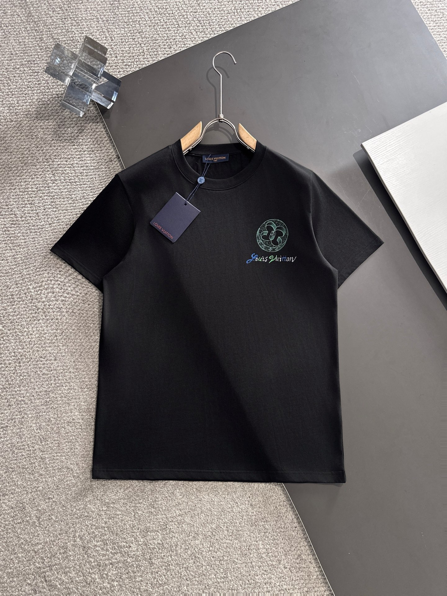  新款    lv  🔥🔥高端定制 2025春夏新款首发专柜最新款短袖圆领T恤 高端订制 设计前卫时尚！