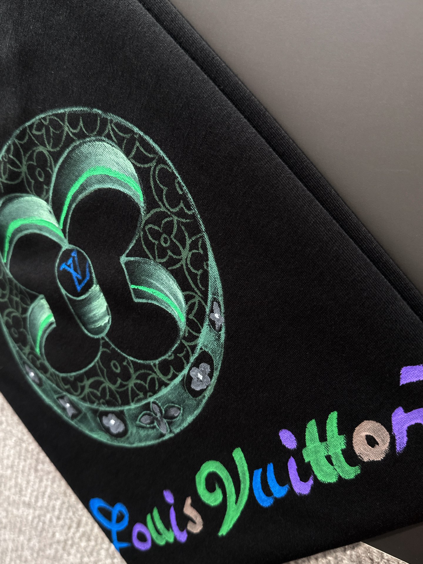  新款    lv  🔥🔥高端定制 2025春夏新款首发专柜最新款短袖圆领T恤 高端订制 设计前卫时尚！