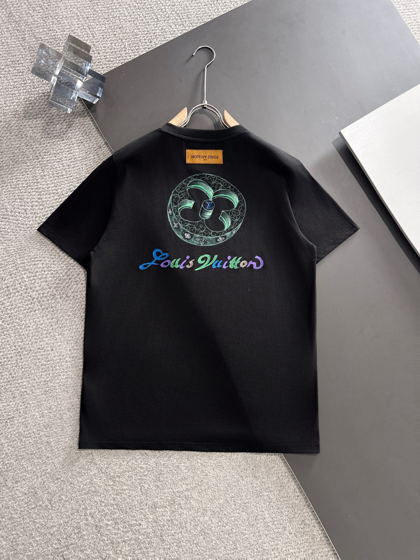  新款    lv  🔥🔥高端定制 2025春夏新款首发专柜最新款短袖圆领T恤 高端订制 设计前卫时尚！