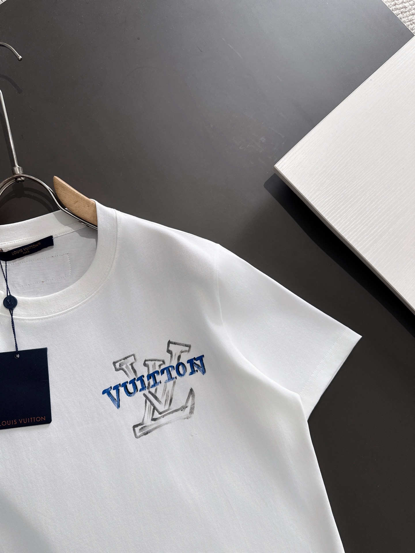  新款    lv  🔥🔥高端定制 2025春夏新款首发专柜最新款短袖圆领T恤 高端订制 设计前卫时尚！