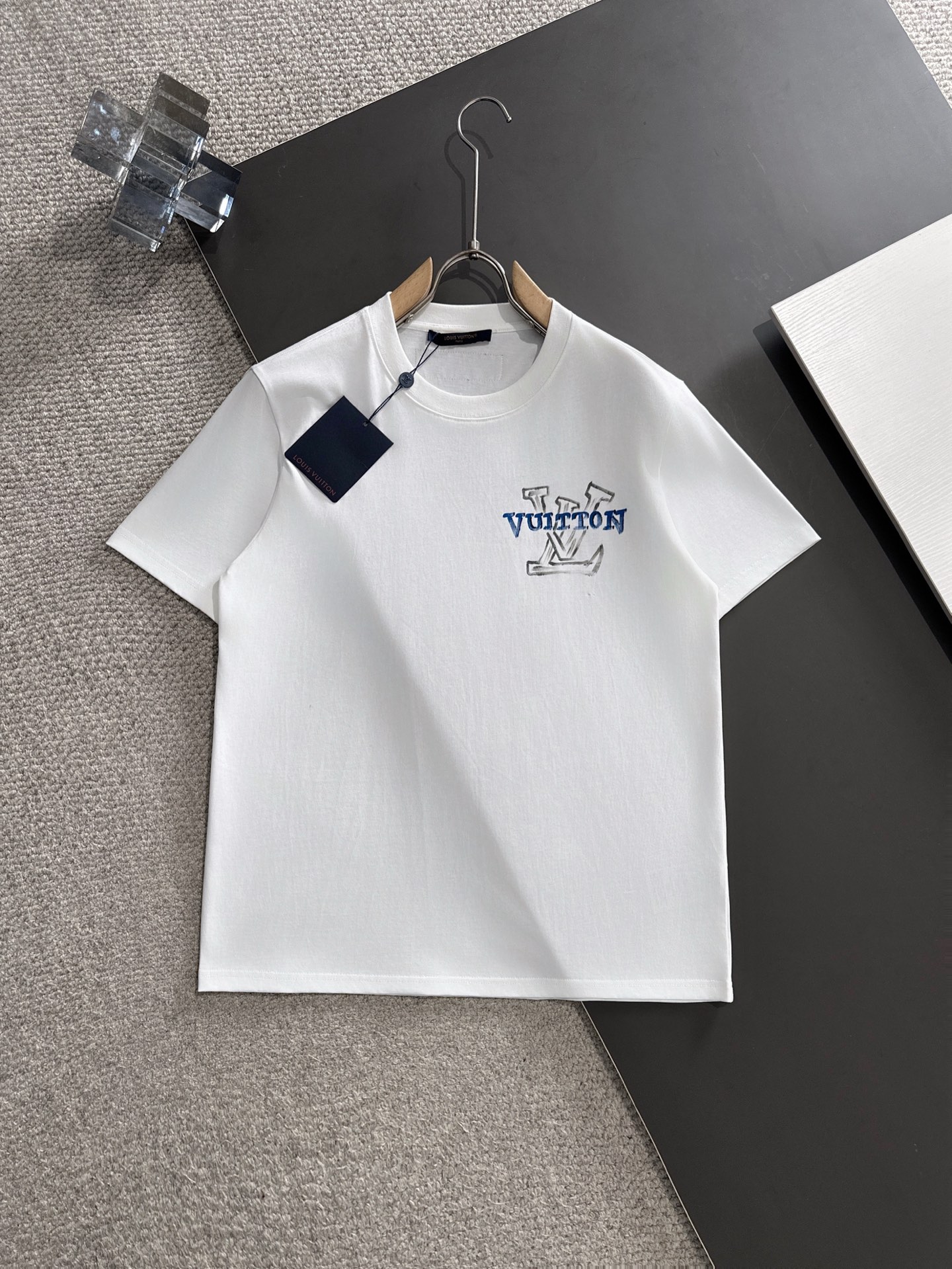  新款    lv  🔥🔥高端定制 2025春夏新款首发专柜最新款短袖圆领T恤 高端订制 设计前卫时尚！