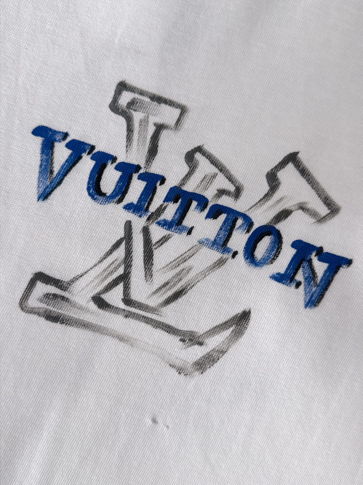  新款    lv  🔥🔥高端定制 2025春夏新款首发专柜最新款短袖圆领T恤 高端订制 设计前卫时尚！