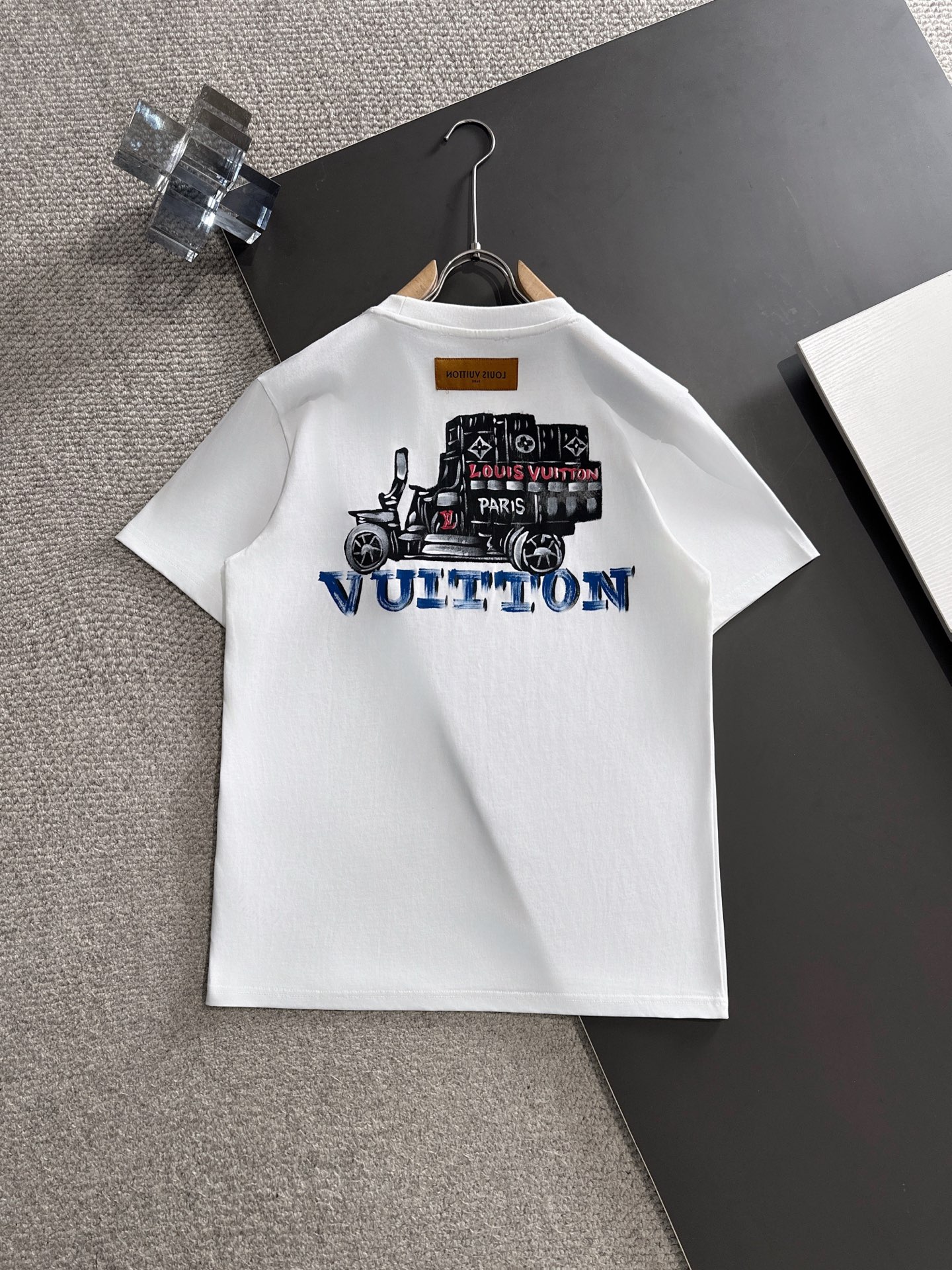  新款    lv  🔥🔥高端定制 2025春夏新款首发专柜最新款短袖圆领T恤 高端订制 设计前卫时尚！