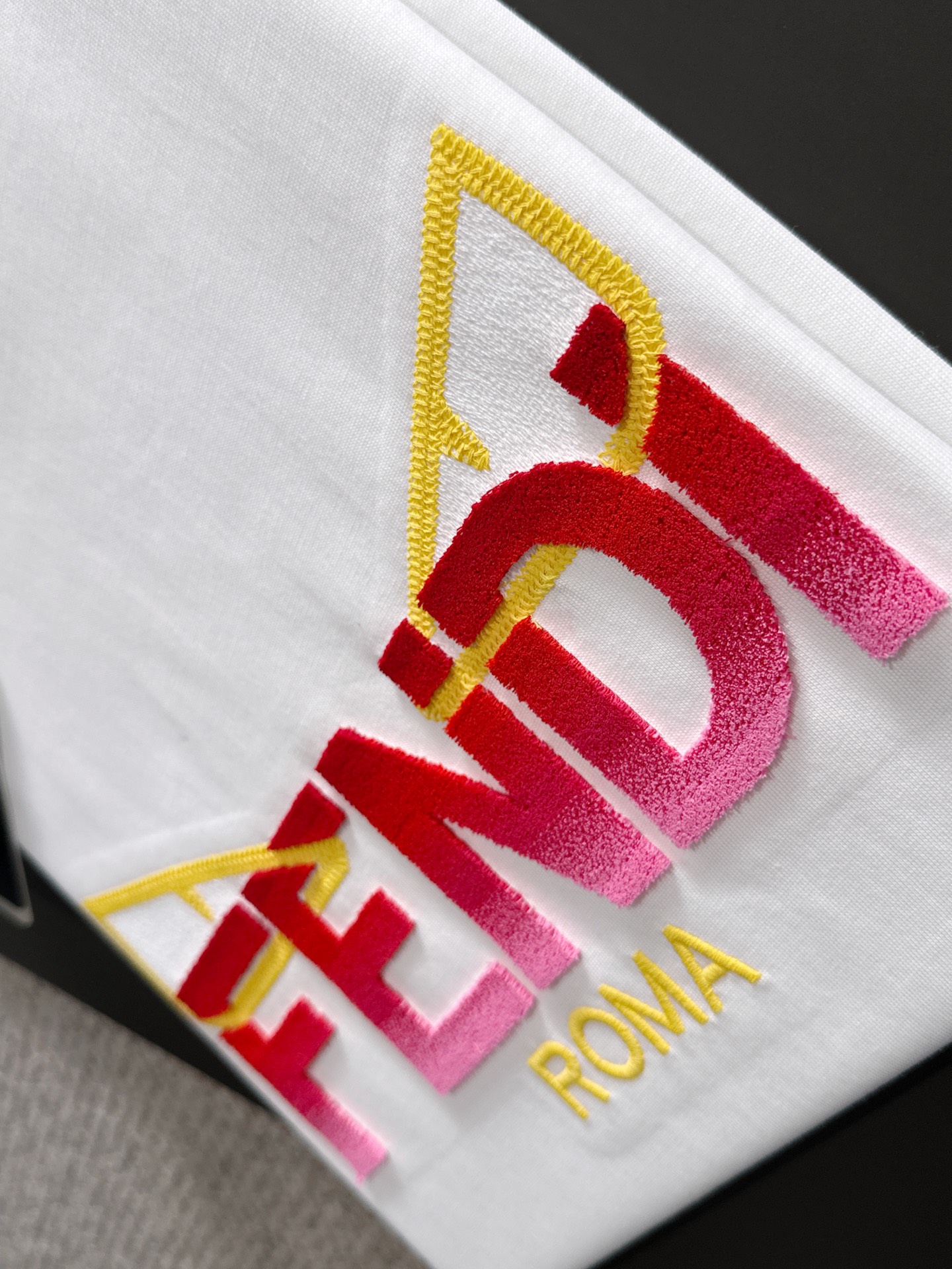  新款    芬迪 🔥🔥高端定制 2025春夏新款首发专柜最新款短袖圆领T恤 高端订制 设计前卫时尚！品