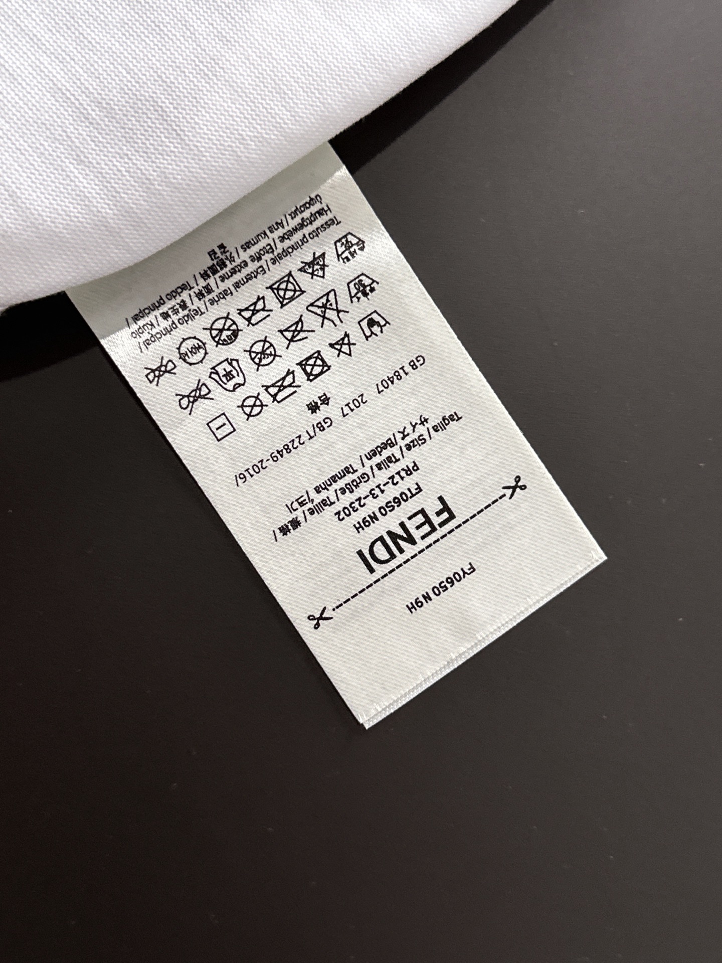  新款    芬迪 🔥🔥高端定制 2025春夏新款首发专柜最新款短袖圆领T恤 高端订制 设计前卫时尚！品