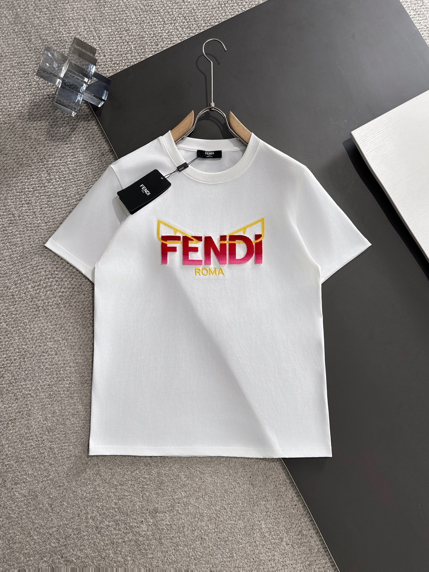  新款    芬迪 🔥🔥高端定制 2025春夏新款首发专柜最新款短袖圆领T恤 高端订制 设计前卫时尚！品