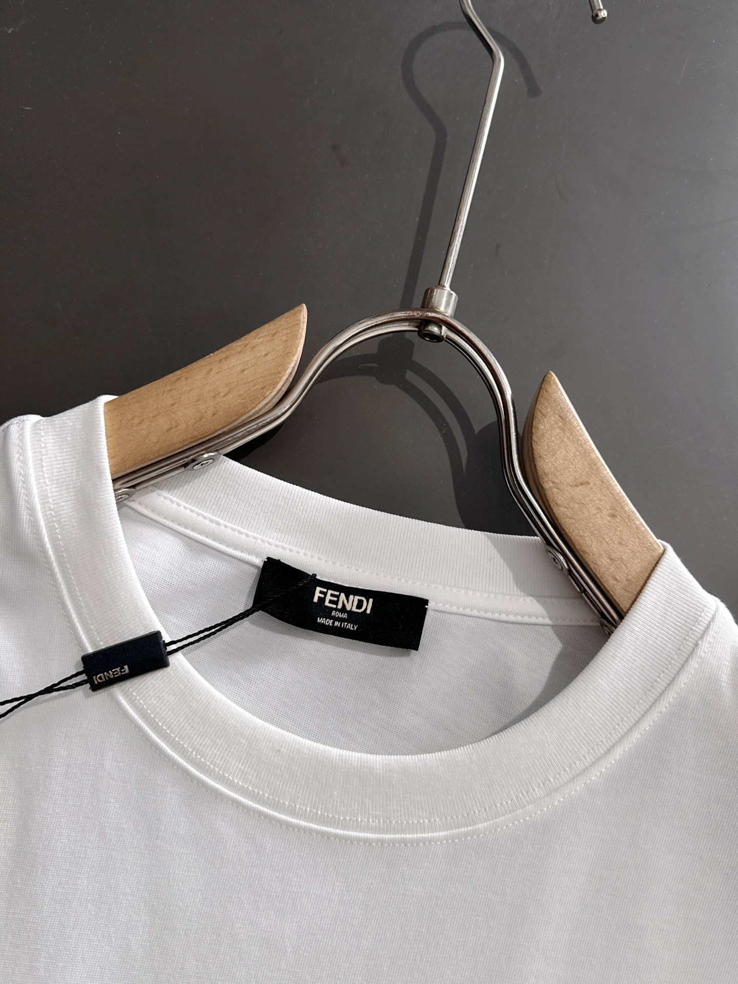  新款    芬迪 🔥🔥高端定制 2025春夏新款首发专柜最新款短袖圆领T恤 高端订制 设计前卫时尚！品