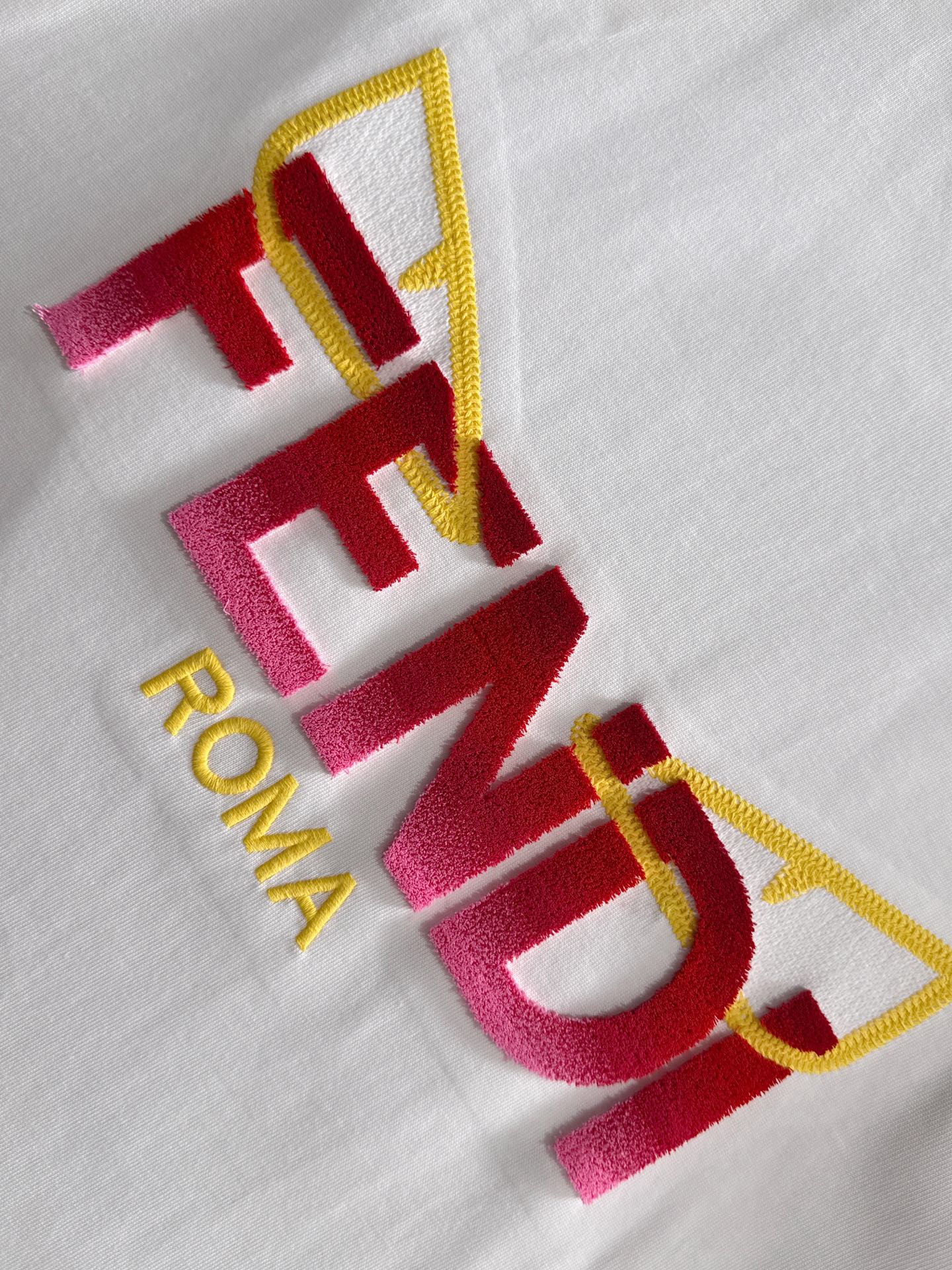  新款    芬迪 🔥🔥高端定制 2025春夏新款首发专柜最新款短袖圆领T恤 高端订制 设计前卫时尚！品