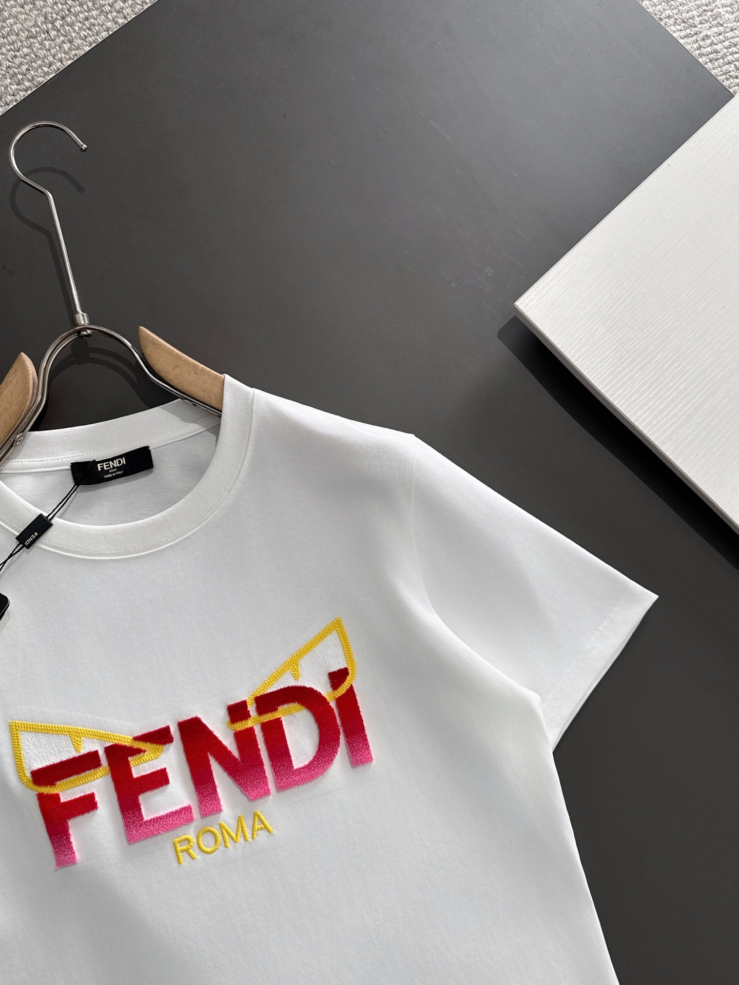  新款    芬迪 🔥🔥高端定制 2025春夏新款首发专柜最新款短袖圆领T恤 高端订制 设计前卫时尚！品