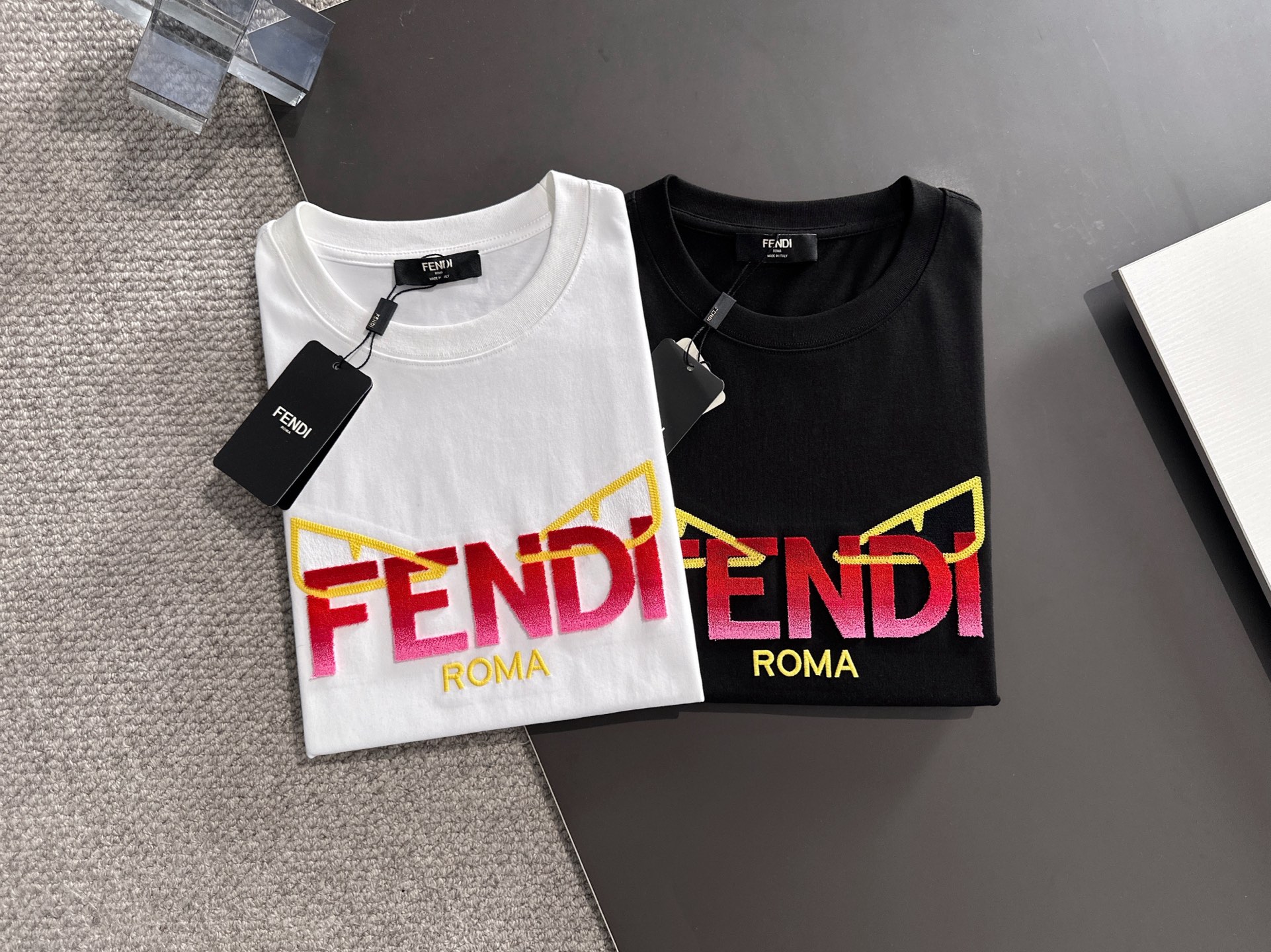  新款    芬迪 🔥🔥高端定制 2025春夏新款首发专柜最新款短袖圆领T恤 高端订制 设计前卫时尚！品