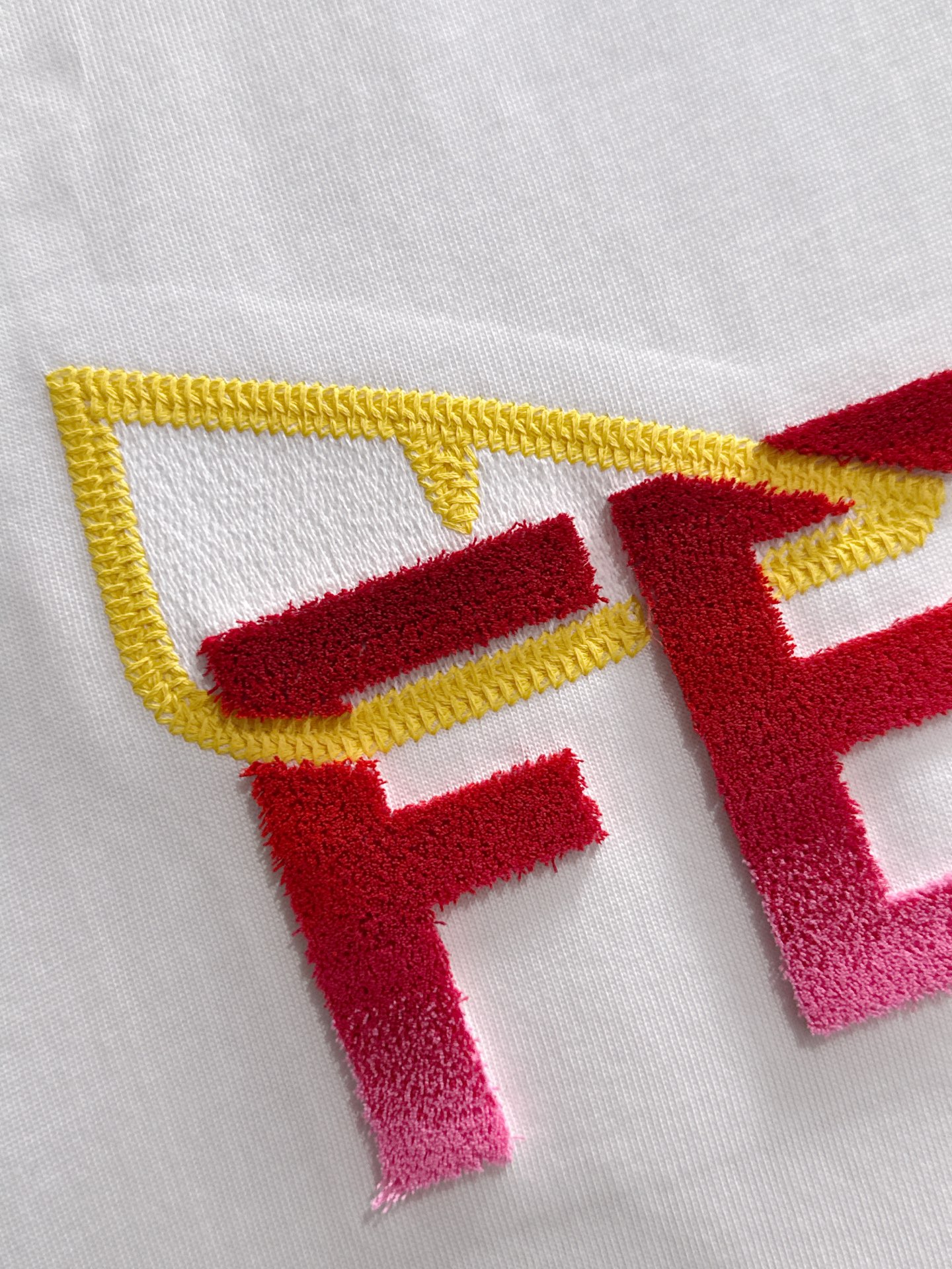  新款    芬迪 🔥🔥高端定制 2025春夏新款首发专柜最新款短袖圆领T恤 高端订制 设计前卫时尚！品