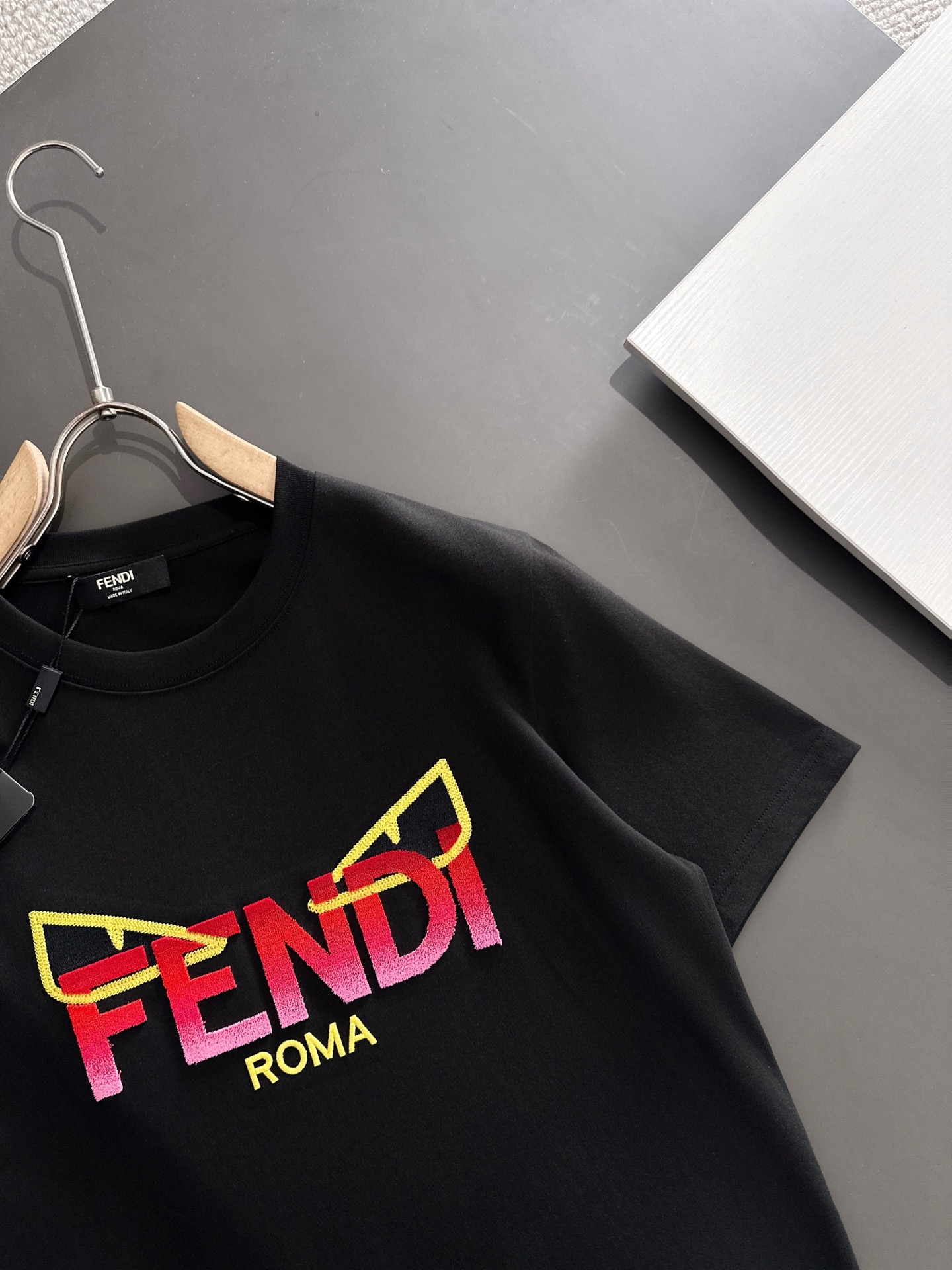  新款    芬迪 🔥🔥高端定制 2025春夏新款首发专柜最新款短袖圆领T恤 高端订制 设计前卫时尚！品