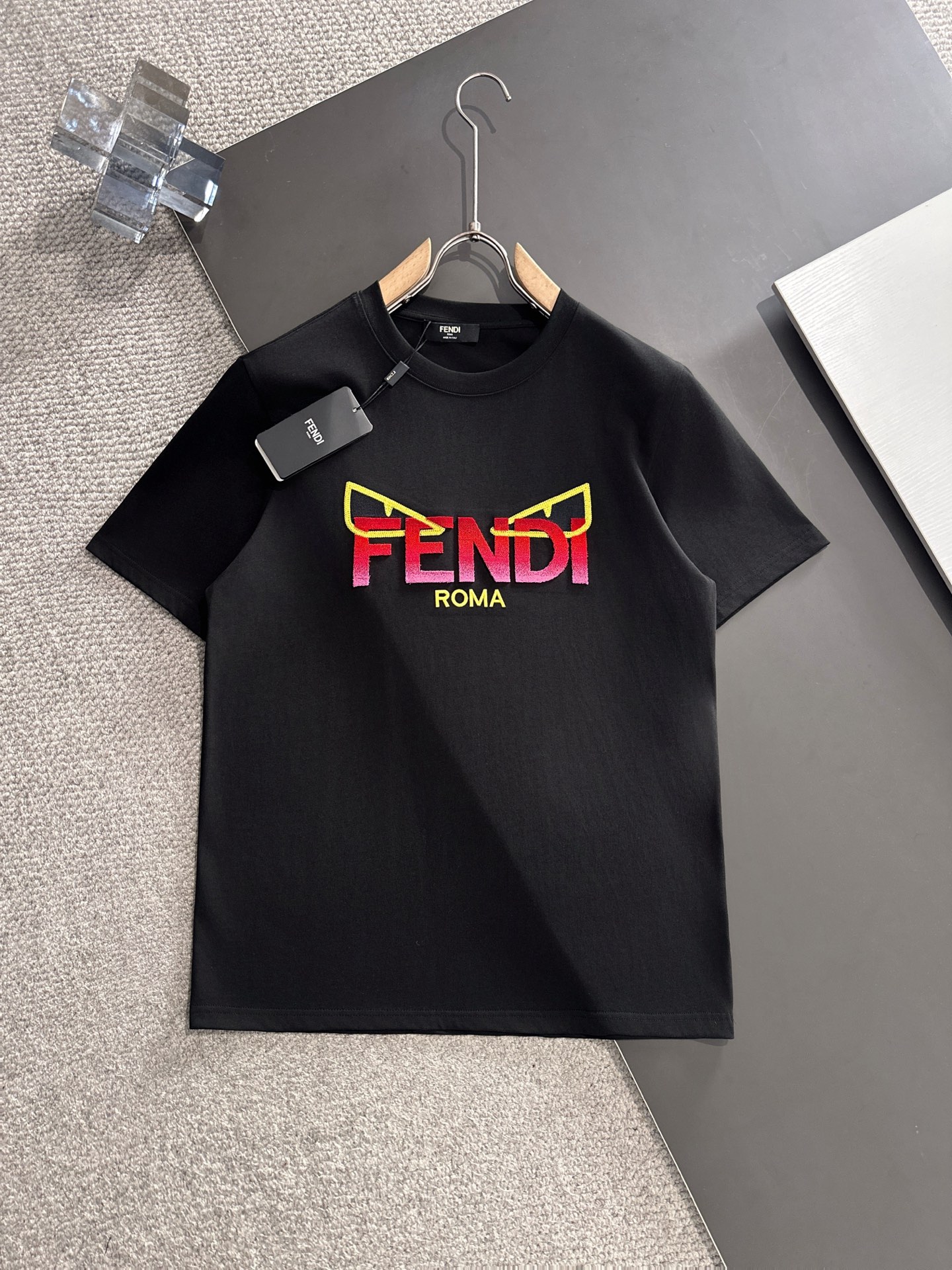  新款    芬迪 🔥🔥高端定制 2025春夏新款首发专柜最新款短袖圆领T恤 高端订制 设计前卫时尚！品