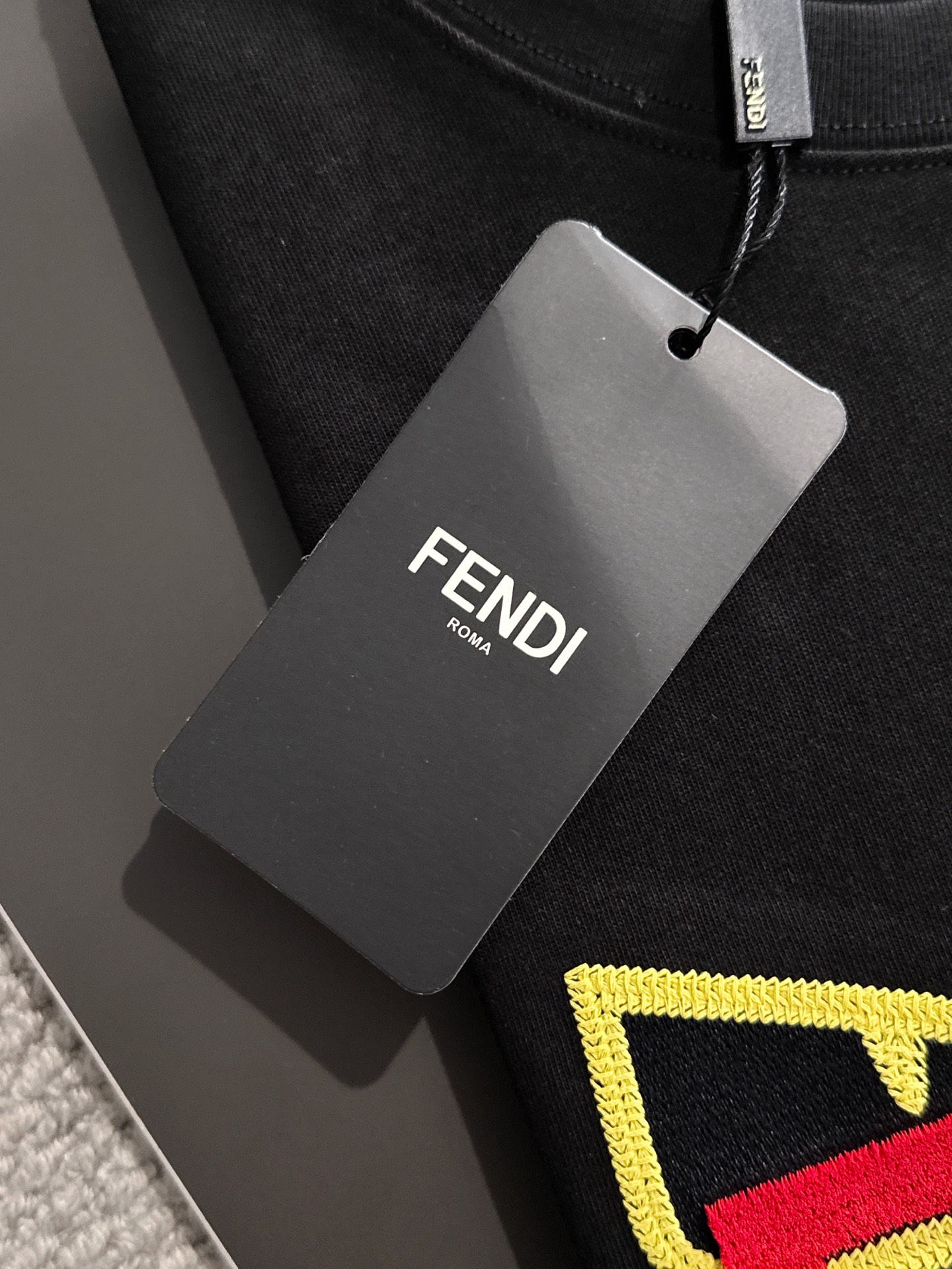  新款    芬迪 🔥🔥高端定制 2025春夏新款首发专柜最新款短袖圆领T恤 高端订制 设计前卫时尚！品