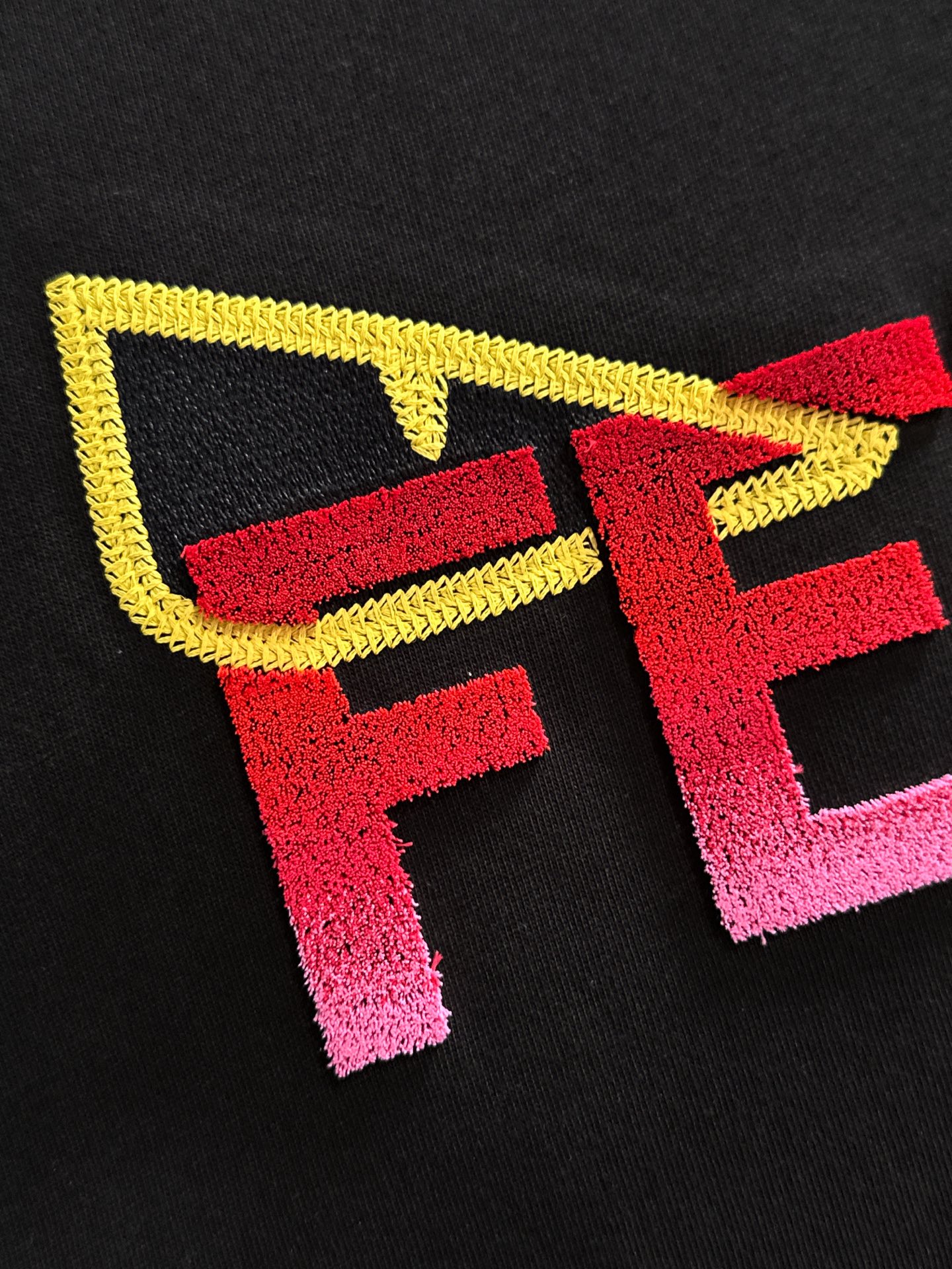  新款    芬迪 🔥🔥高端定制 2025春夏新款首发专柜最新款短袖圆领T恤 高端订制 设计前卫时尚！品