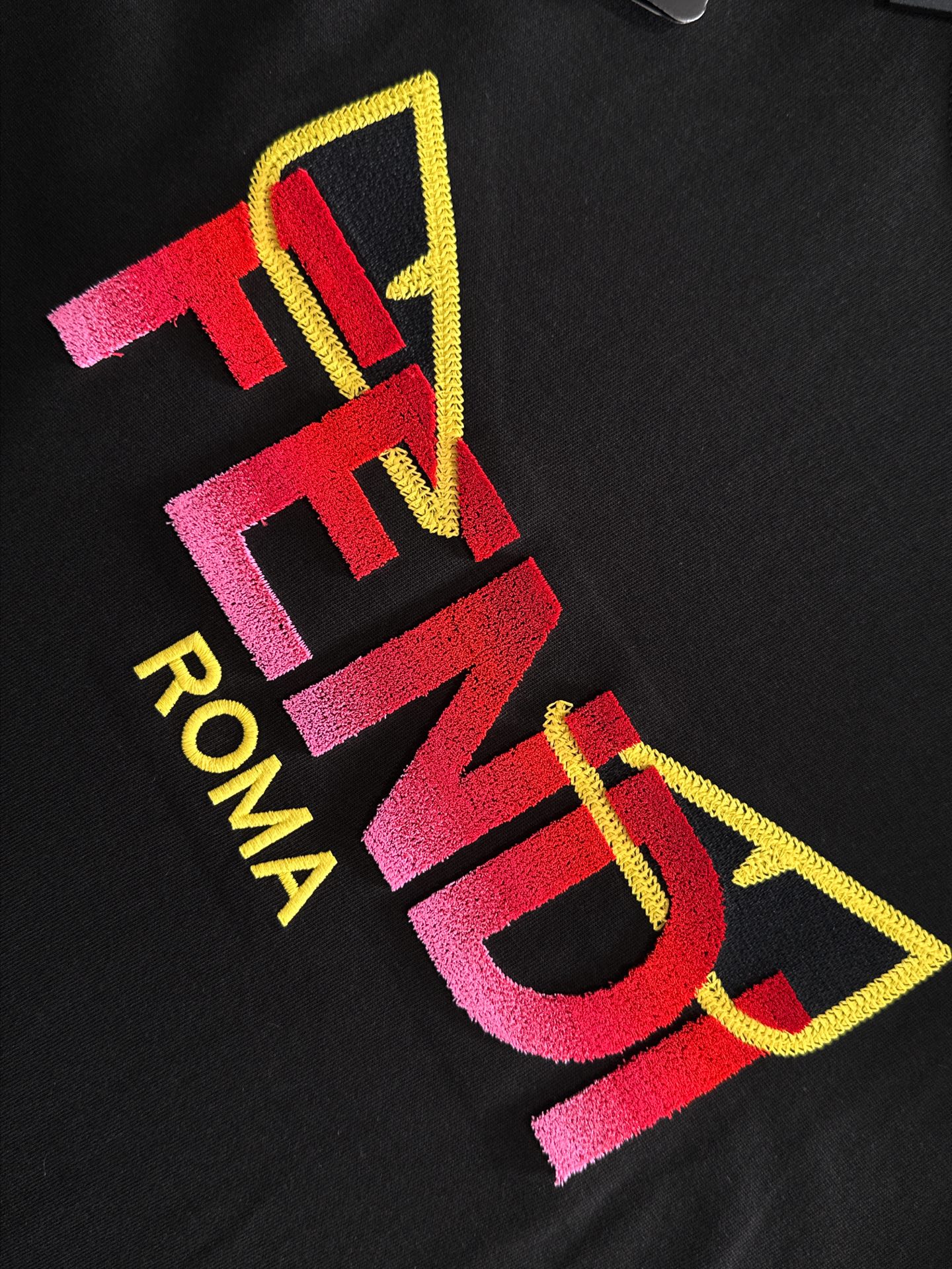  新款    芬迪 🔥🔥高端定制 2025春夏新款首发专柜最新款短袖圆领T恤 高端订制 设计前卫时尚！品