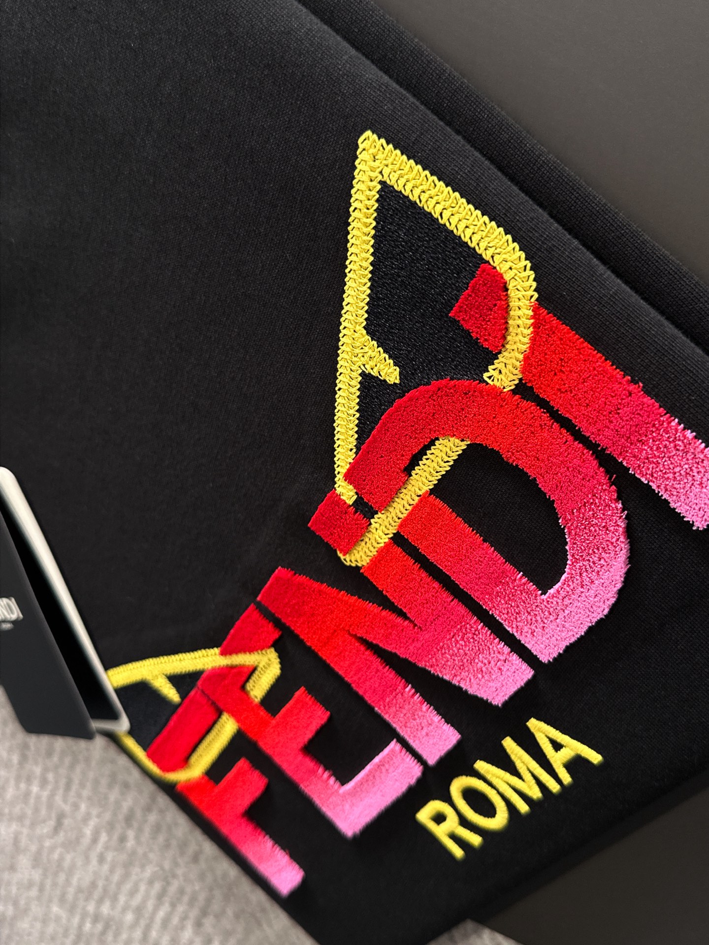  新款    芬迪 🔥🔥高端定制 2025春夏新款首发专柜最新款短袖圆领T恤 高端订制 设计前卫时尚！品