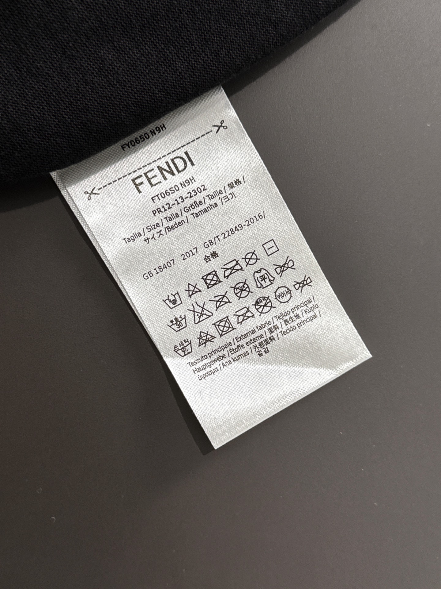  新款    芬迪 🔥🔥高端定制 2025春夏新款首发专柜最新款短袖圆领T恤 高端订制 设计前卫时尚！品