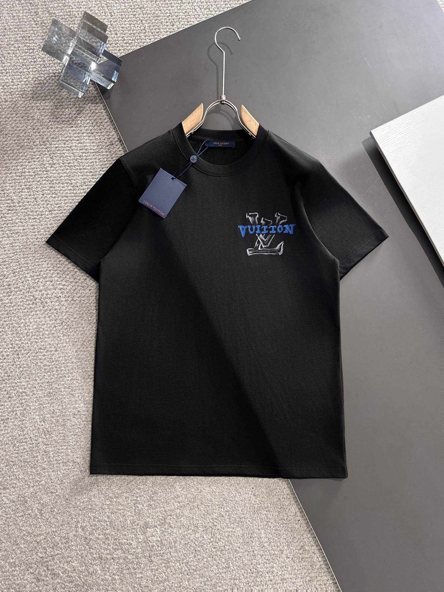  新款    lv  🔥🔥高端定制 2025春夏新款首发专柜最新款短袖圆领T恤 高端订制 设计前卫时尚！