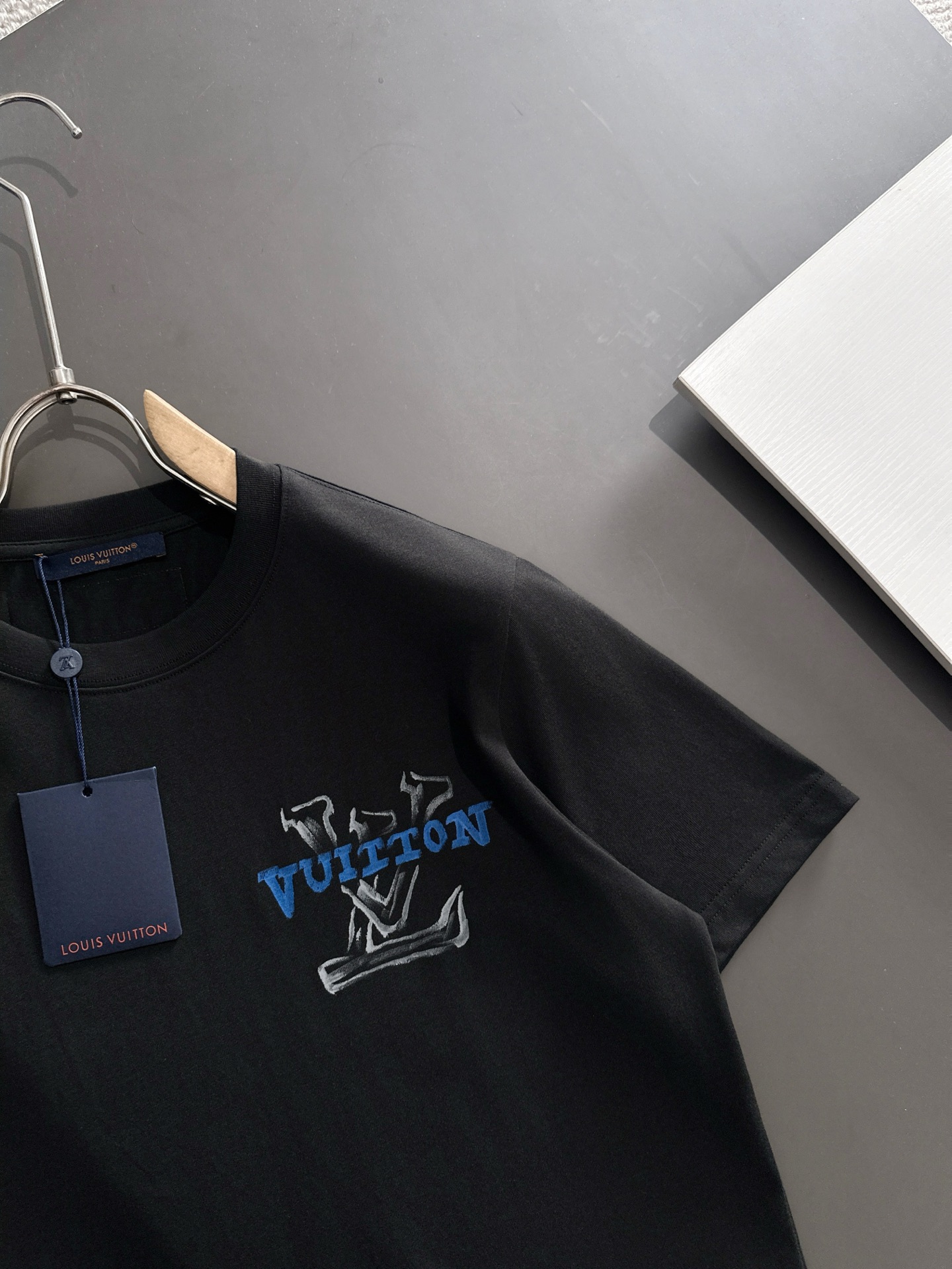  新款    lv  🔥🔥高端定制 2025春夏新款首发专柜最新款短袖圆领T恤 高端订制 设计前卫时尚！