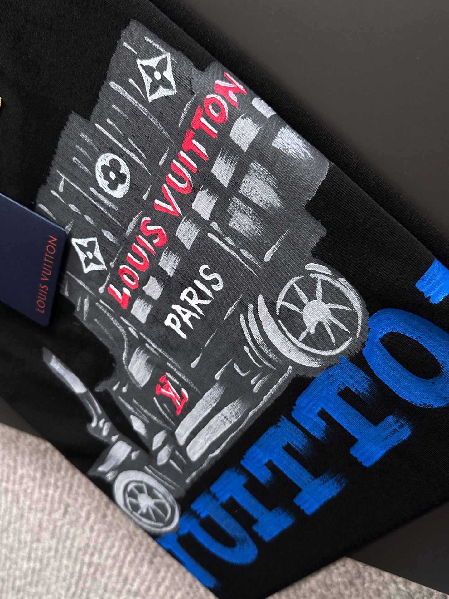  新款    lv  🔥🔥高端定制 2025春夏新款首发专柜最新款短袖圆领T恤 高端订制 设计前卫时尚！