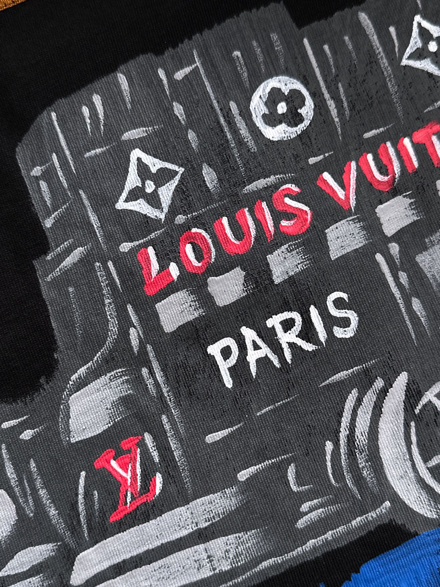  新款    lv  🔥🔥高端定制 2025春夏新款首发专柜最新款短袖圆领T恤 高端订制 设计前卫时尚！