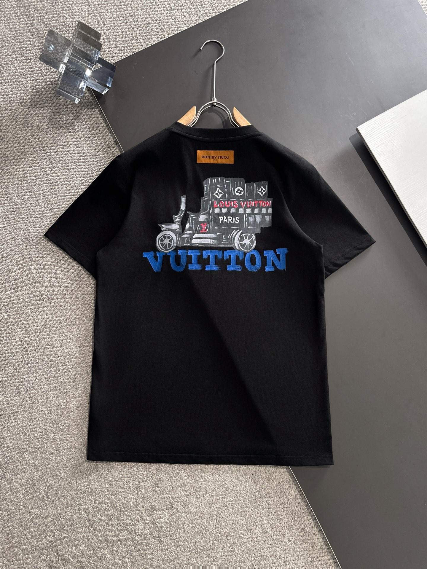  新款    lv  🔥🔥高端定制 2025春夏新款首发专柜最新款短袖圆领T恤 高端订制 设计前卫时尚！