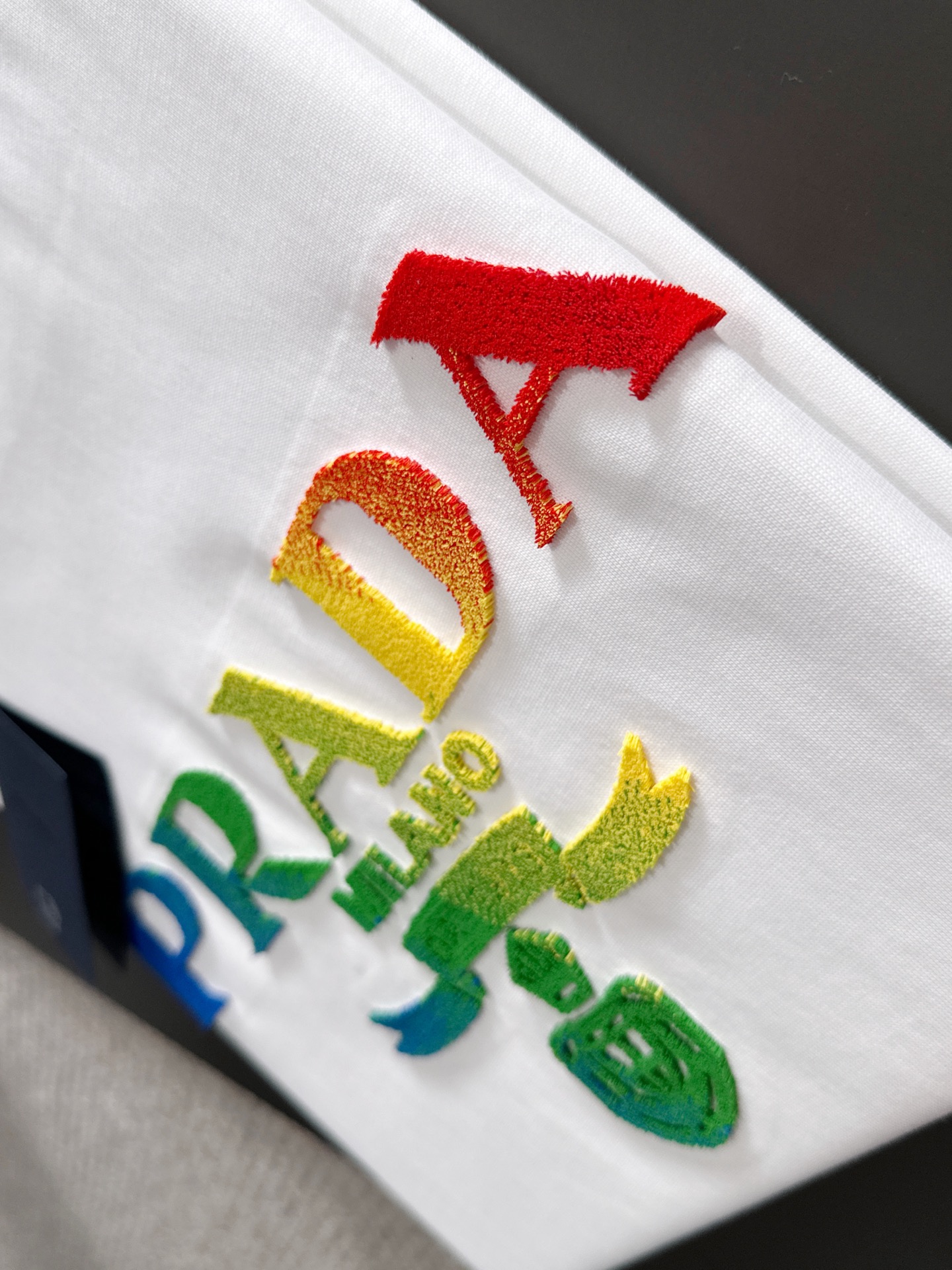  新款    普拉达 🔥🔥高端定制 2025春夏新款首发专柜最新款短袖圆领T恤 高端订制 设计前卫时尚！