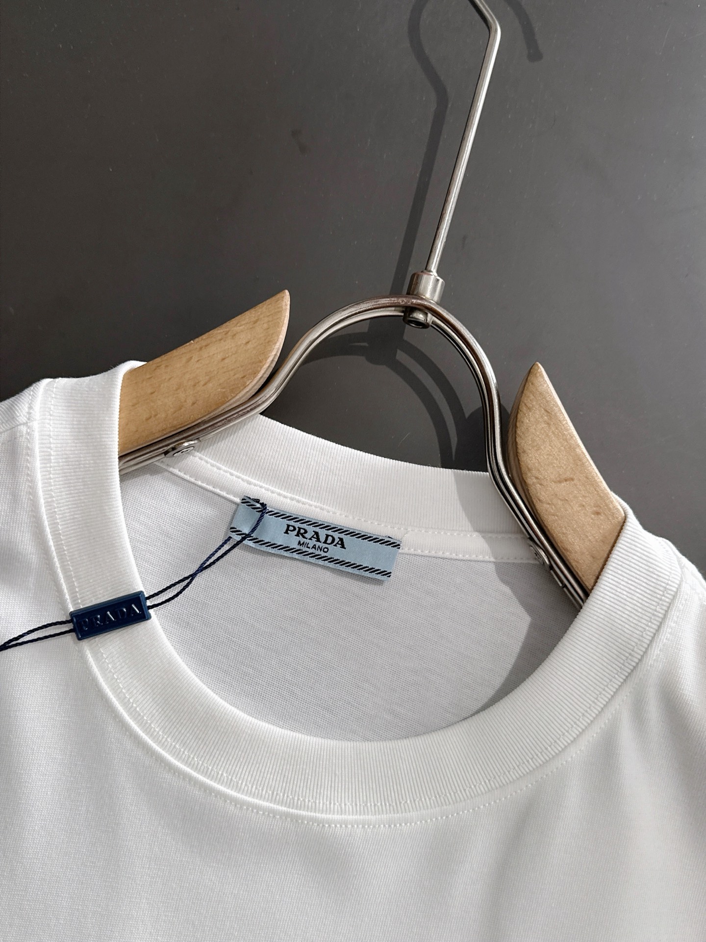  新款    普拉达 🔥🔥高端定制 2025春夏新款首发专柜最新款短袖圆领T恤 高端订制 设计前卫时尚！
