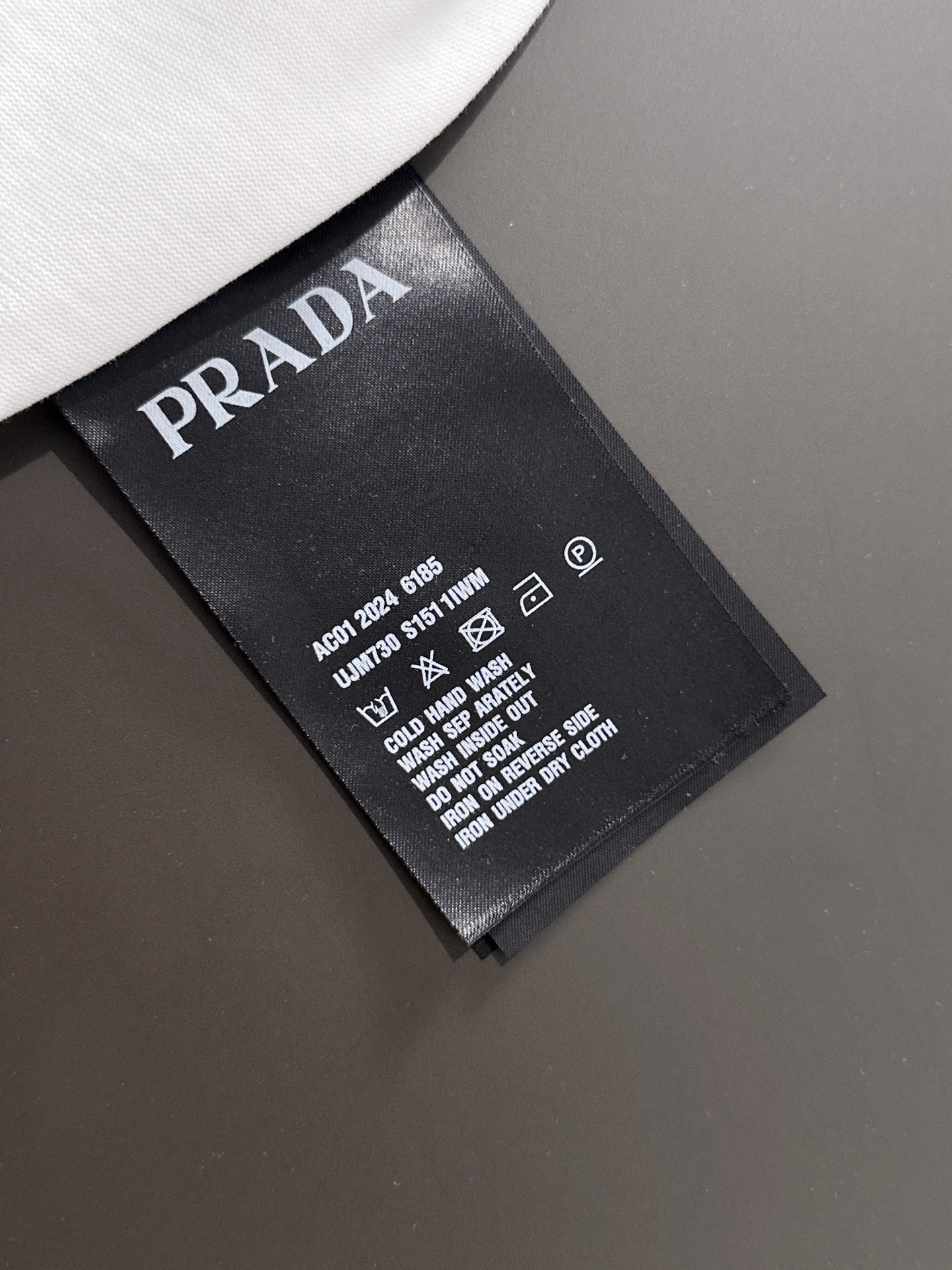  新款    普拉达 🔥🔥高端定制 2025春夏新款首发专柜最新款短袖圆领T恤 高端订制 设计前卫时尚！