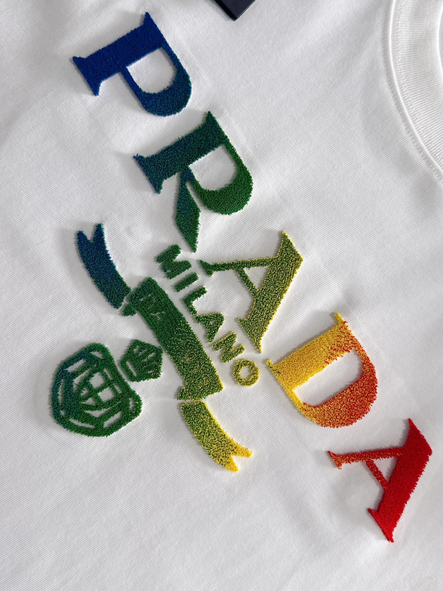  新款    普拉达 🔥🔥高端定制 2025春夏新款首发专柜最新款短袖圆领T恤 高端订制 设计前卫时尚！