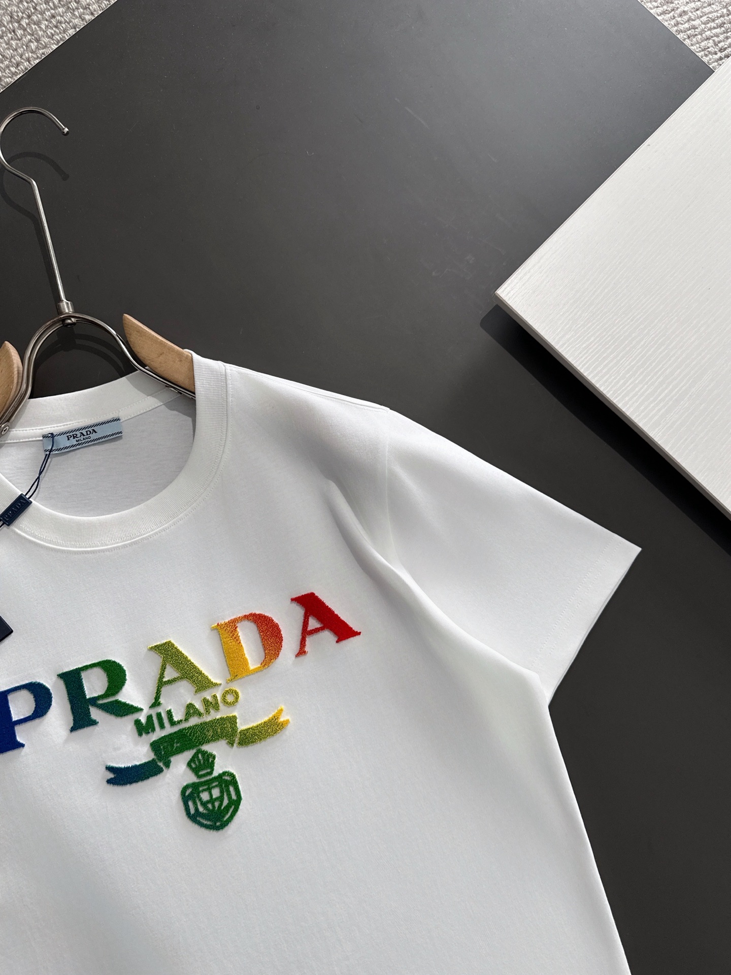  新款    普拉达 🔥🔥高端定制 2025春夏新款首发专柜最新款短袖圆领T恤 高端订制 设计前卫时尚！