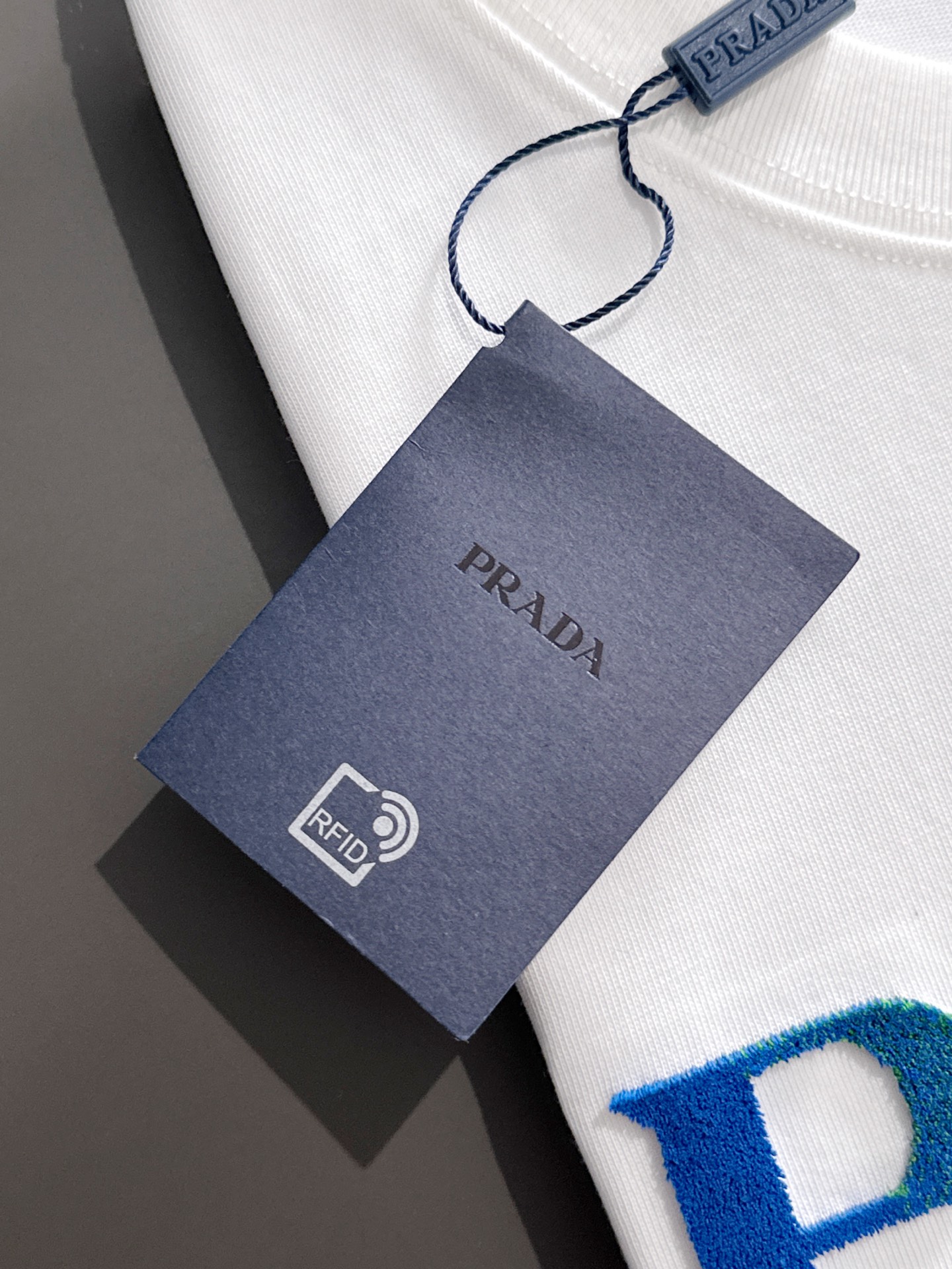  新款    普拉达 🔥🔥高端定制 2025春夏新款首发专柜最新款短袖圆领T恤 高端订制 设计前卫时尚！